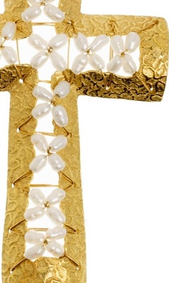 Cross in 19.2K Gold and pearls.