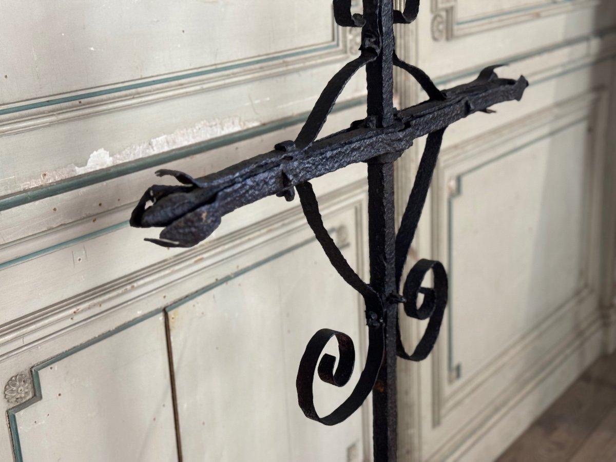 Wrought Iron Cross In Battered Iron, 18th Century For Sale