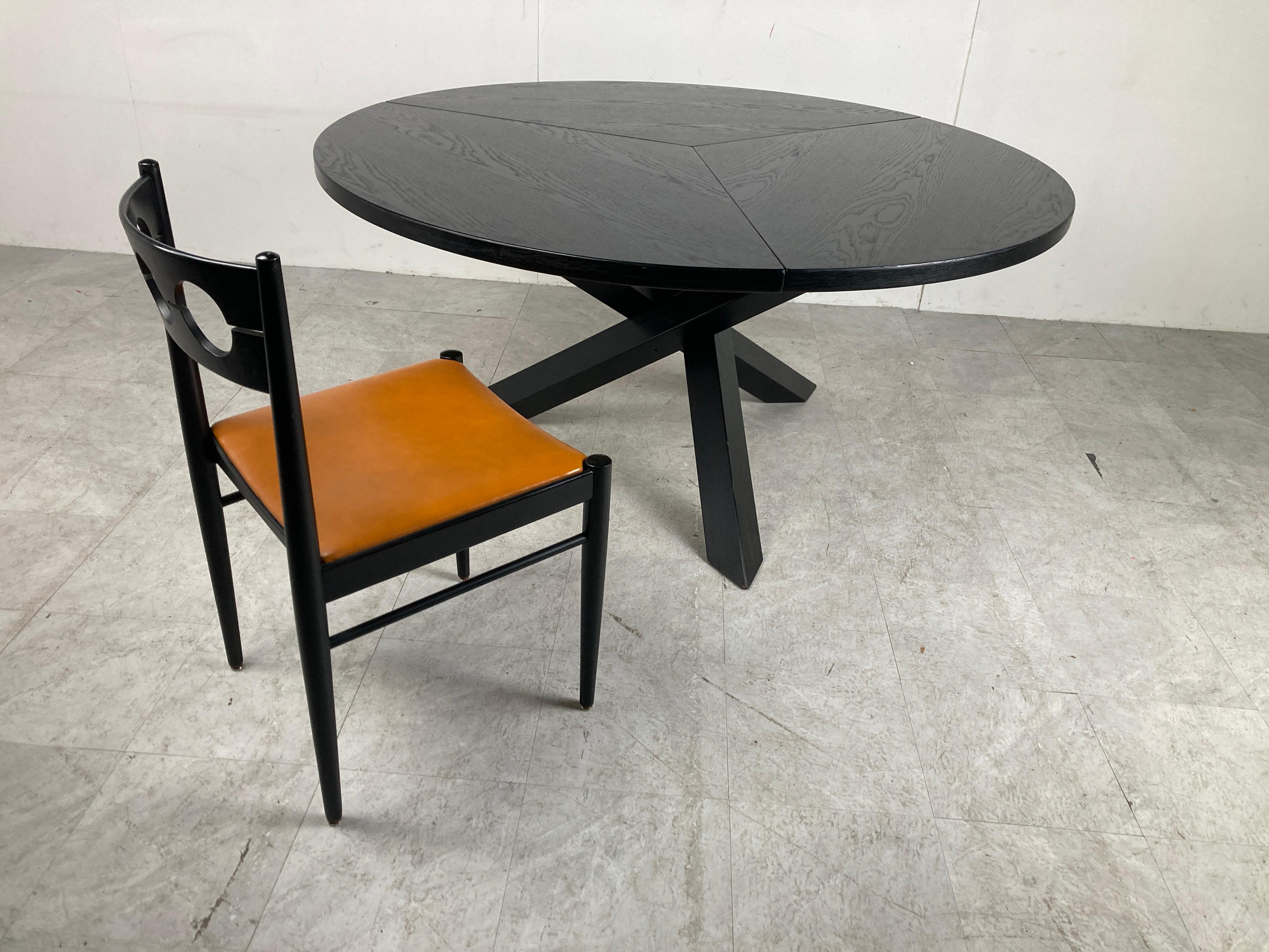 Vintage round dining table with a black ash wood table top divided in three parts and a solid wooden cross legged base.

Beautiful timeless design.

Very good condition.

Designed by Martin Visser for 't Spectrum

1970s -