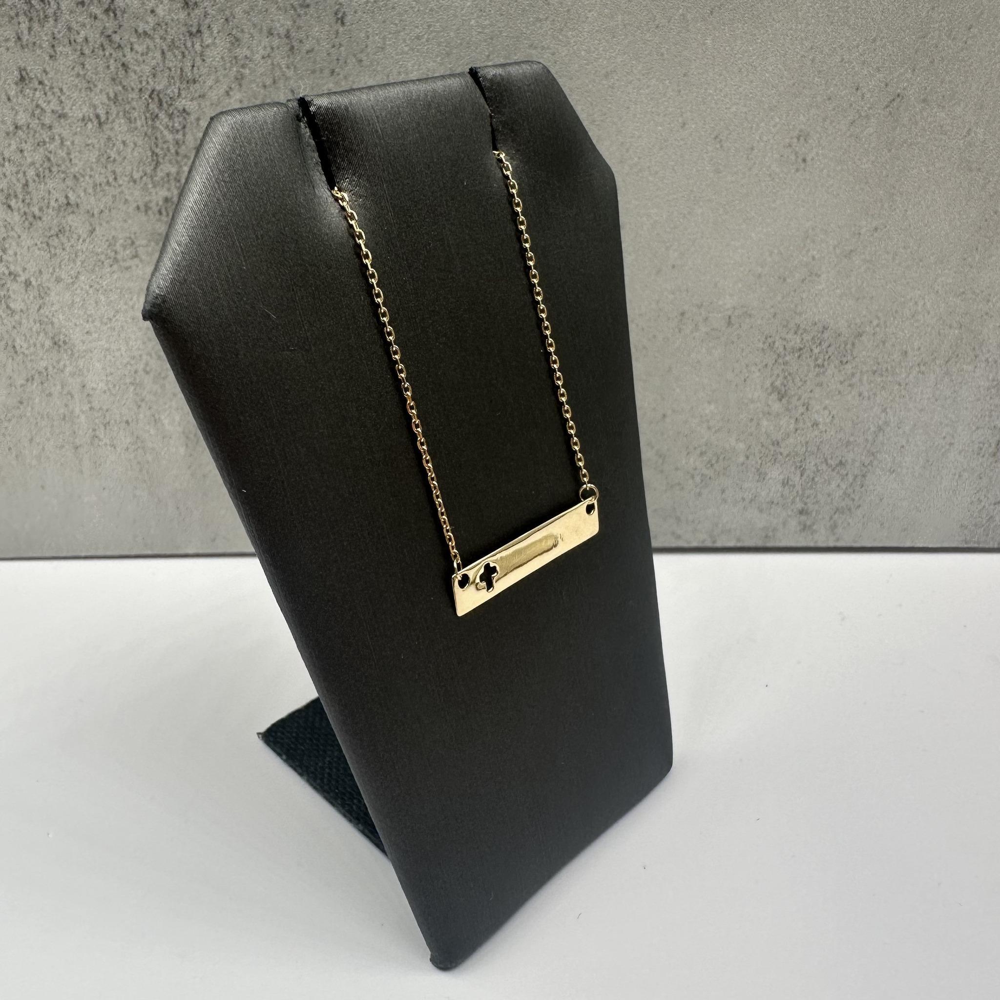 Diese elegante Kreuz-Namensschild-Halskette aus 14-karätigem Gelbgold besticht durch ihr schlichtes und zeitloses Design. Mit einer Länge von 18 Zentimetern und einem Gewicht von 1,8 Gramm ist sie leicht und bequem für den täglichen Gebrauch. Der