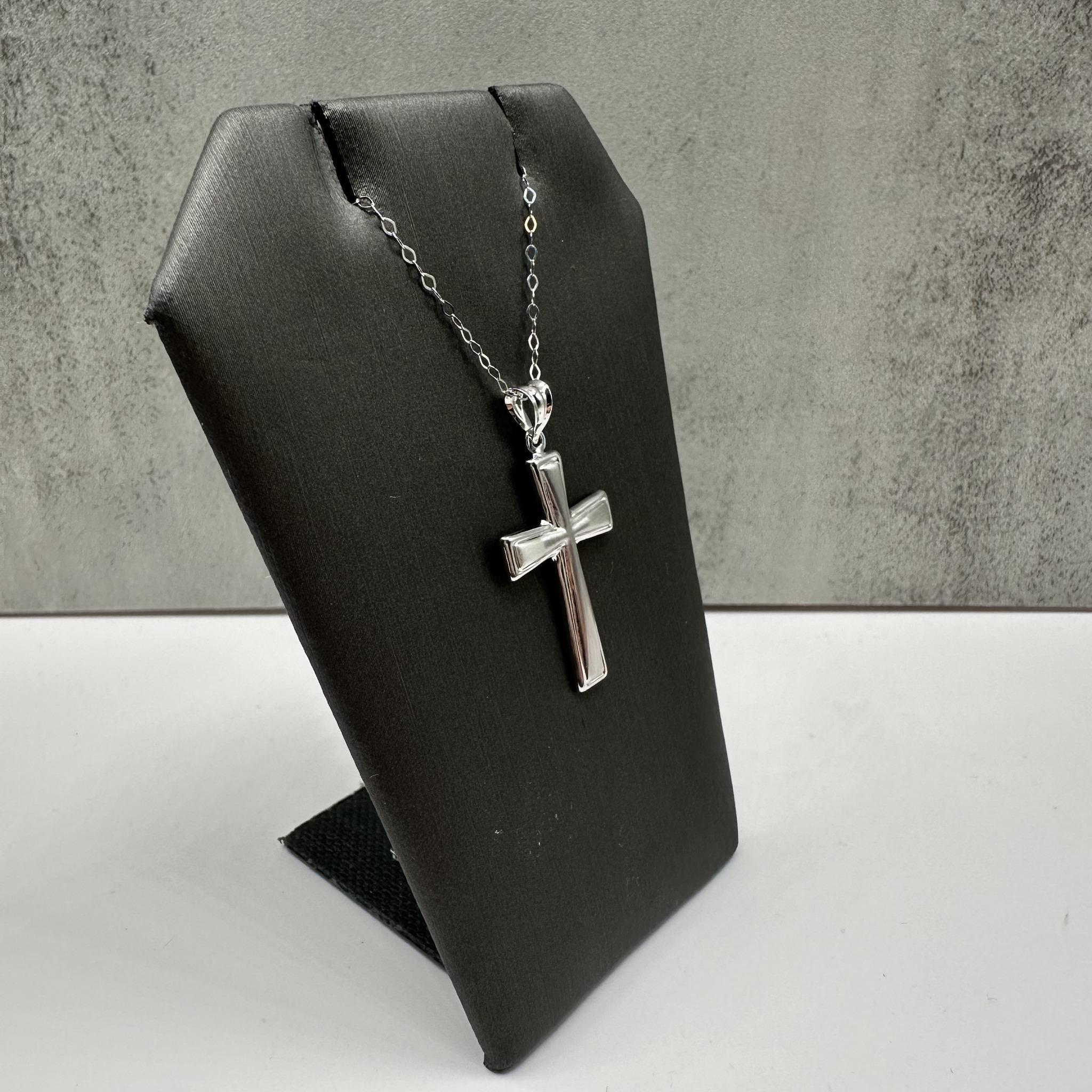 This elegant Cross Necklace in 14kt white gold features a timeless cross pendant. With a 16-inch length, it’s perfect for daily wear, offering both comfort and style. Weighing 1.4 grams, it’s lightweight and secure with a spring ring clasp. In new
