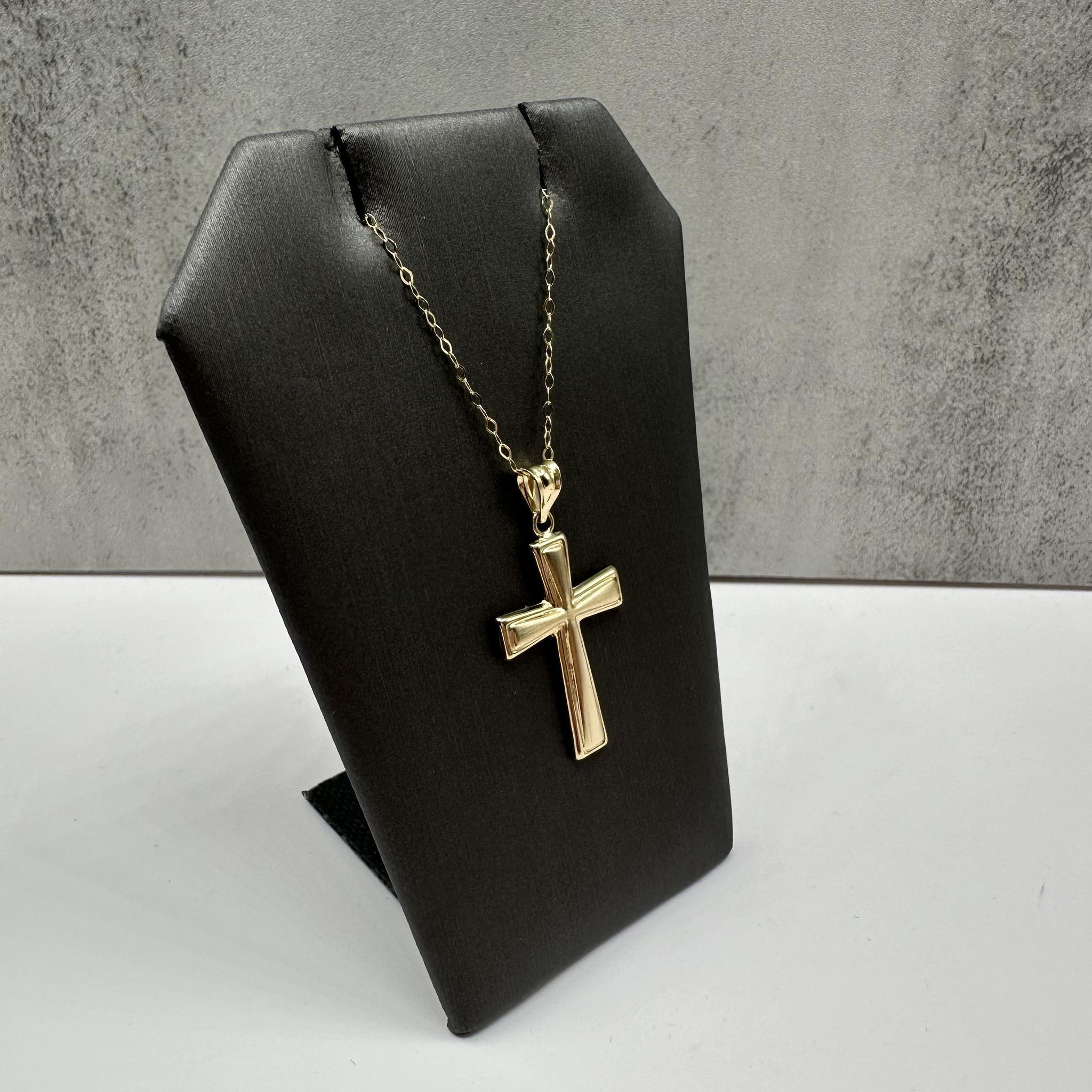 Cet élégant collier croix en or jaune 14kt présente un pendentif croix intemporel. Avec une longueur de 16 pouces, il est parfait pour un usage quotidien, offrant à la fois confort et style. Pesant 1,5 gramme, il est léger et sécurisé par un fermoir