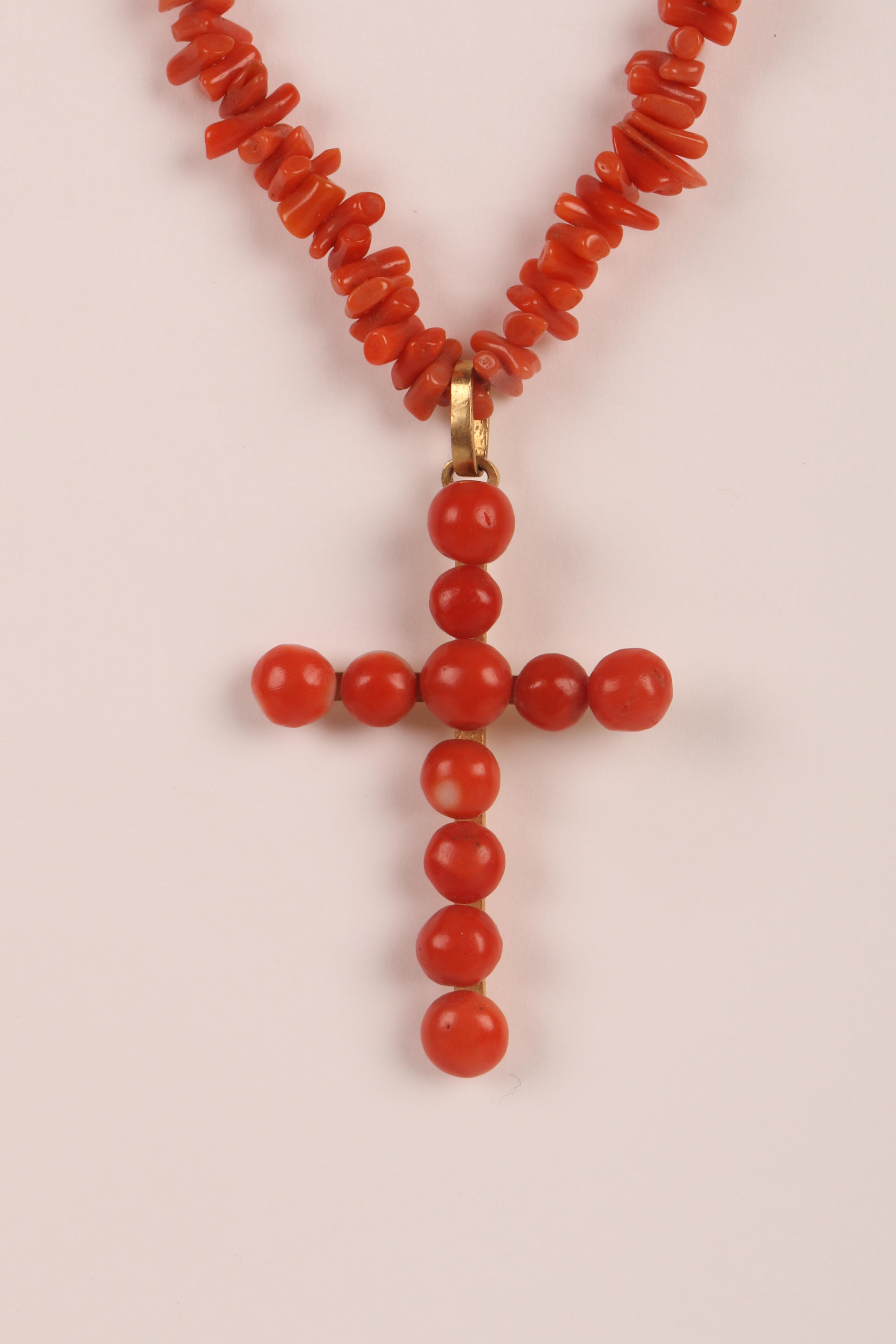 Cross necklace. Mediterranean coral from Sciacca, England 1880. In Good Condition For Sale In Milan, IT