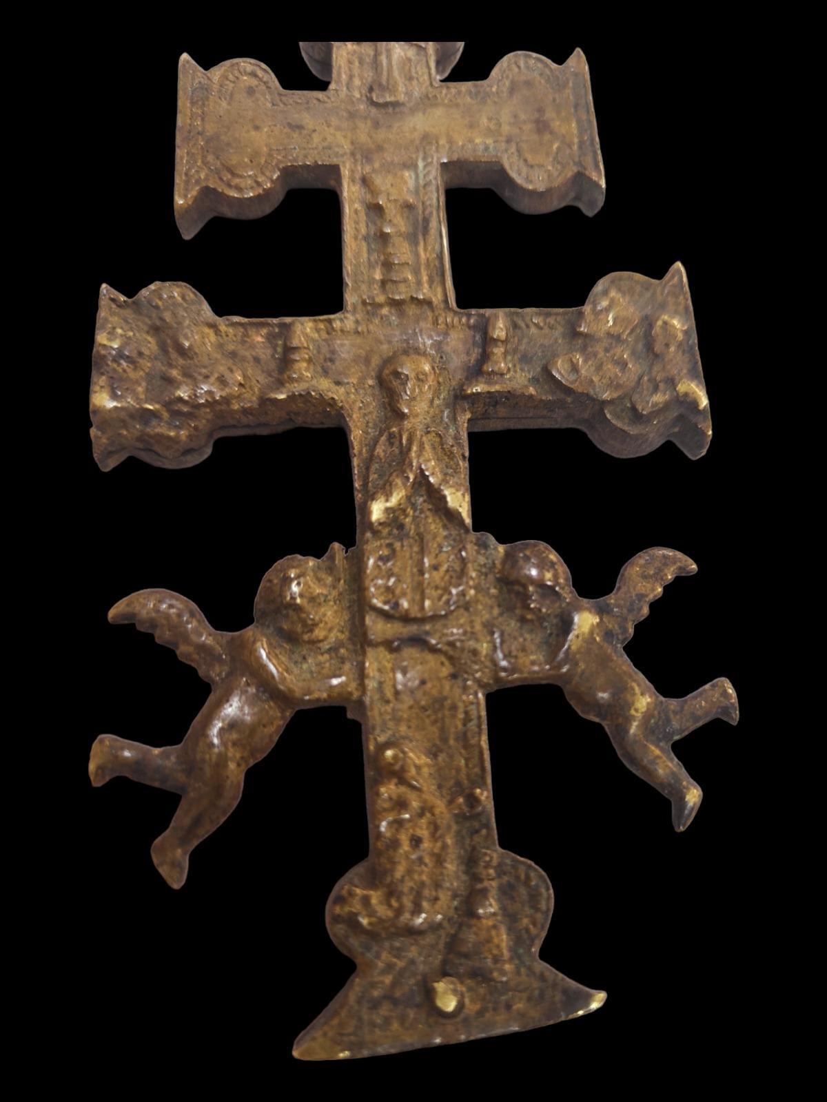 Croix de caravaca XVIIe siècle.
Très belle croix de caravaca en bronze. 17ème siècle. Mesures : 14X6 cm.
Bon état.