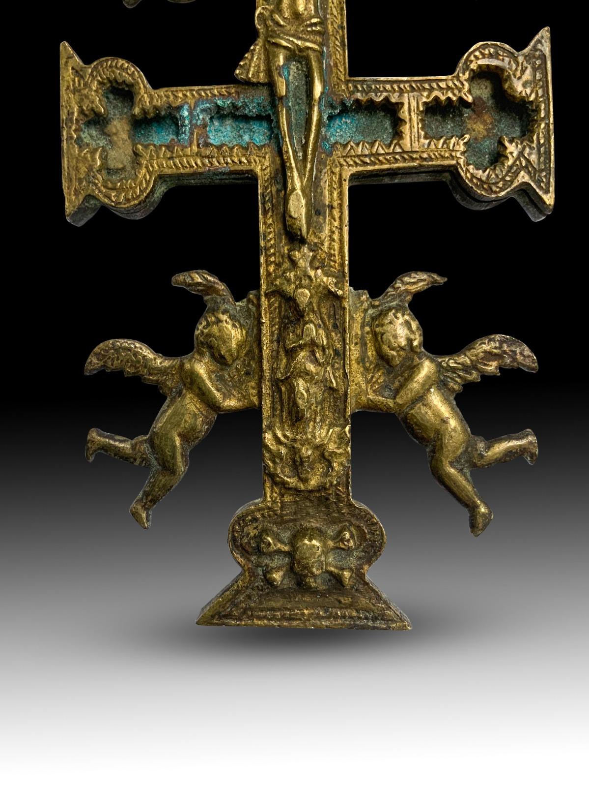Cross of caravaca XVII century.
Very beautiful cross of caravaca made in bronze. 17th Century. Measurements: 15x6 cm.
Good condition.