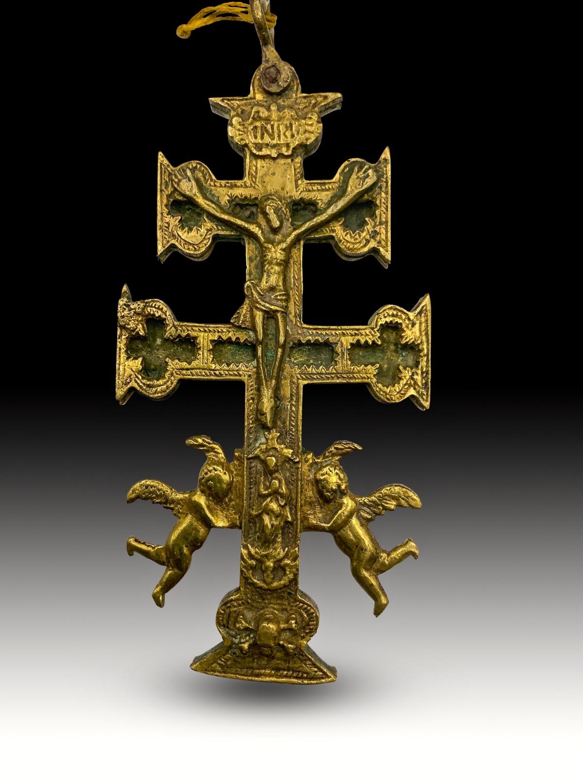 Cross of caravaca XVII century.
Very beautiful cross of caravaca made in bronze. 17th Century. Measurements: 15x6 cm.
Good condition.