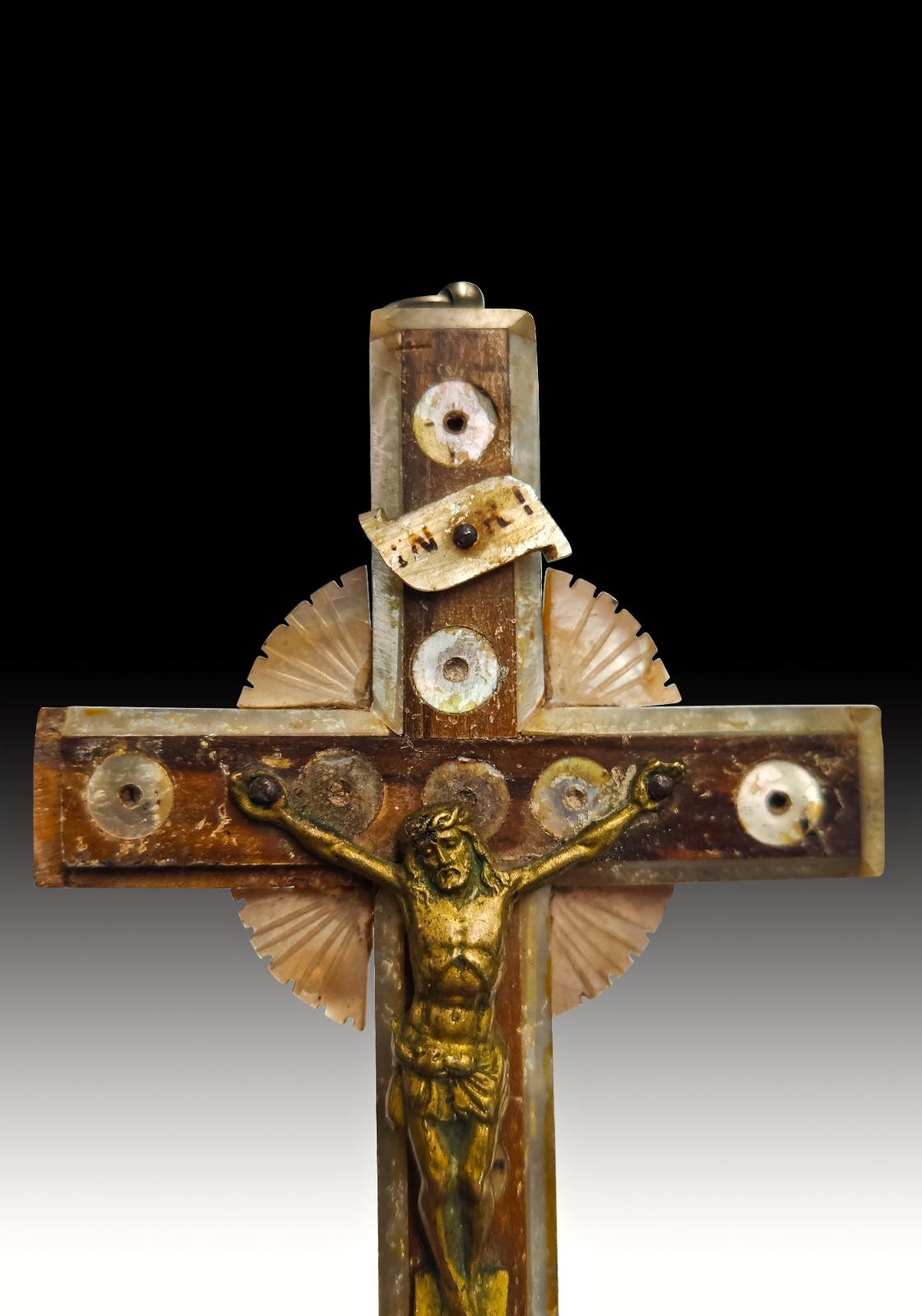 Croix de Jérusalem 19e siècle.
Croix de Jérusalem du XIXe siècle Croix de Jérusalem ancienne du XIXe siècle en bois d'olivier et nacre. Mesures : 14x7 cm.