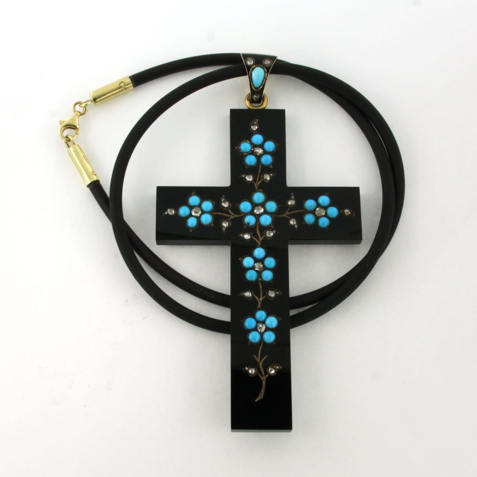 14k yellow gold clasp on a rubber necklace with an 18k gold cross pendant set with turquoise and rose diamonds up to 0.20ct – G/H - VS/SI – 42 cm long

Detailed description

the length of the necklace is 42 cm long by 2.8 mm wide

dimensions of the