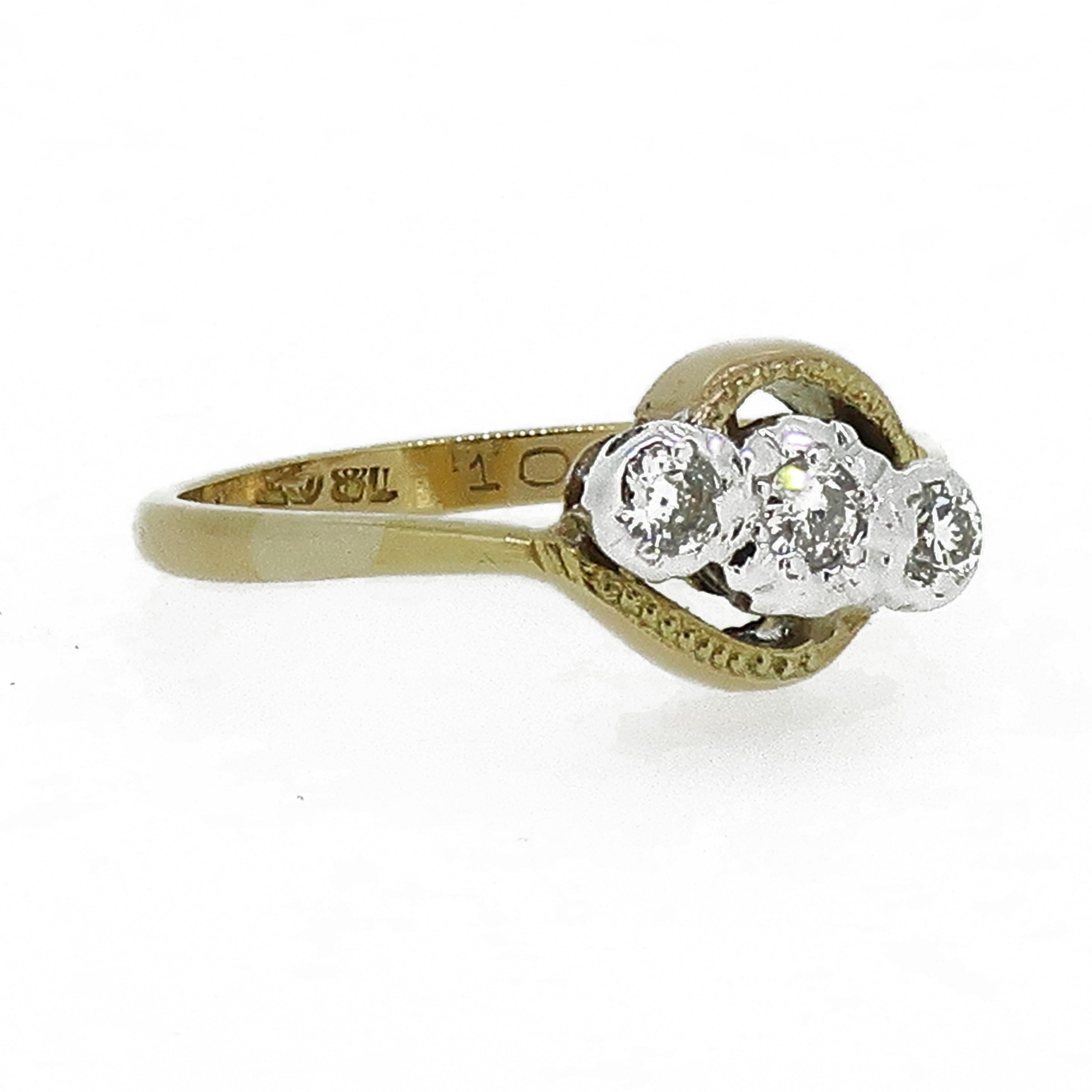 Cross Over Diamond Three-Stone Ring 18 Karat Yellow & White Gold In Good Condition For Sale In East Grinstead, GB