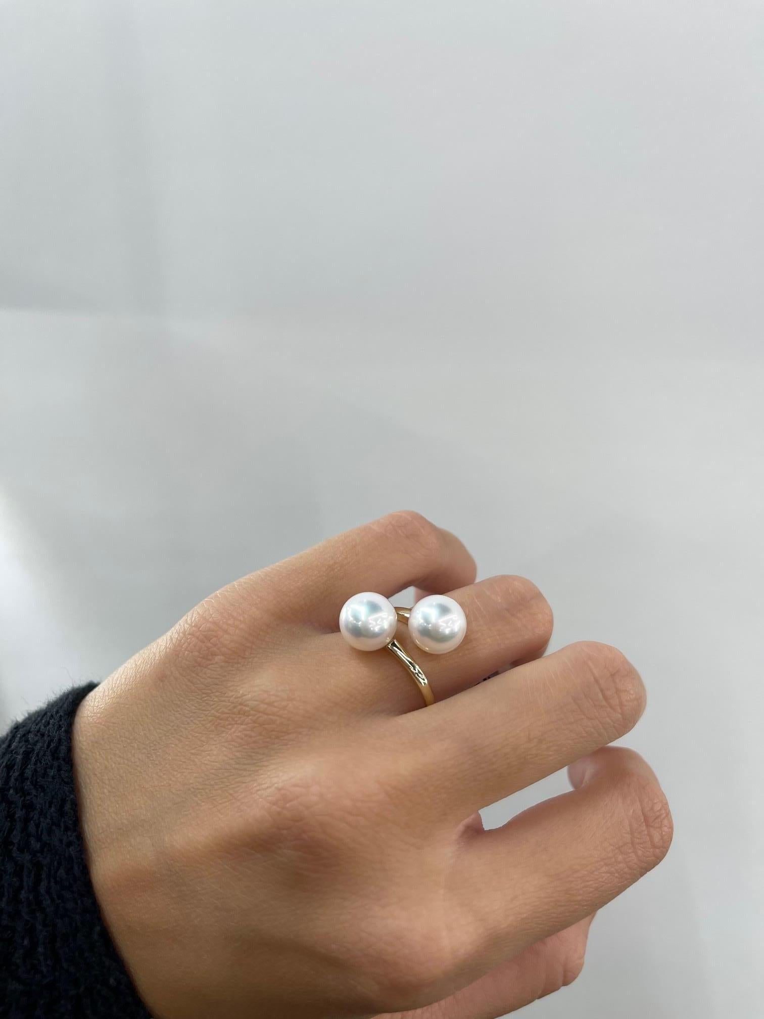 Cross Over Freshwater Pearl Gold Ring In New Condition For Sale In New York, NY