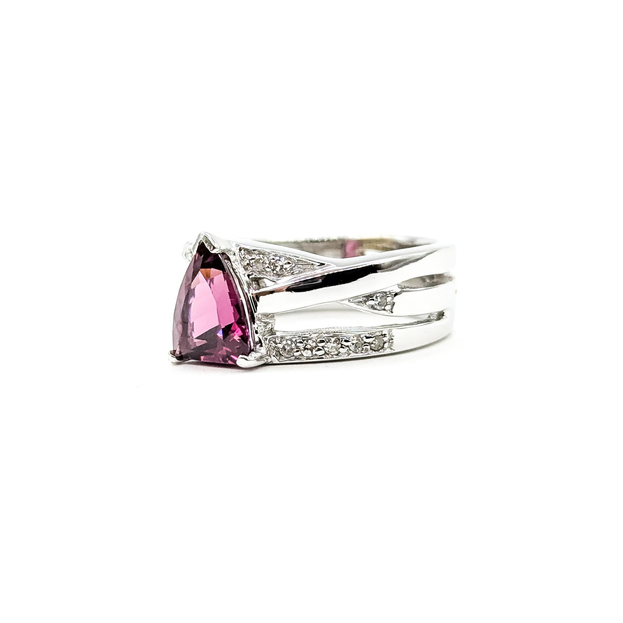 Cross Over Garnet & Diamond Ring in 14k (Trillionschliff) im Angebot