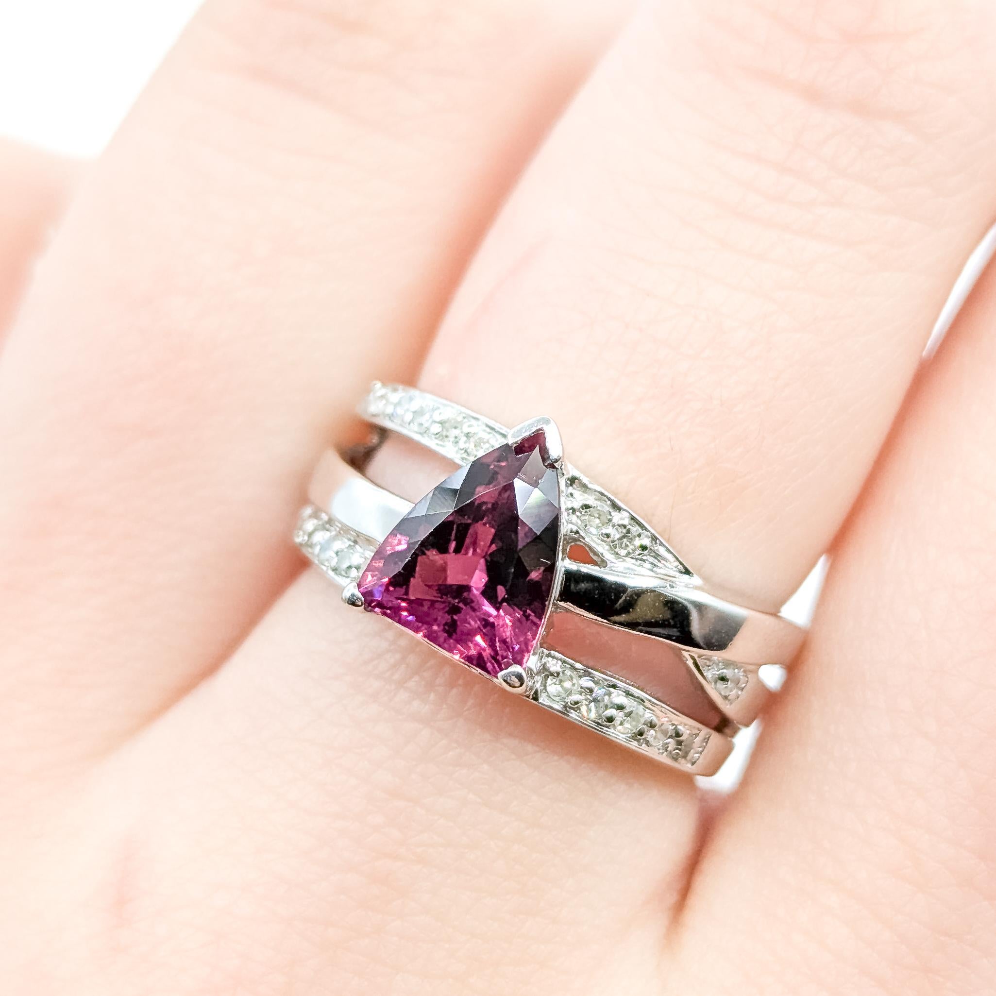 Cross Over Garnet & Diamond Ring in 14k im Zustand „Hervorragend“ im Angebot in Bloomington, MN