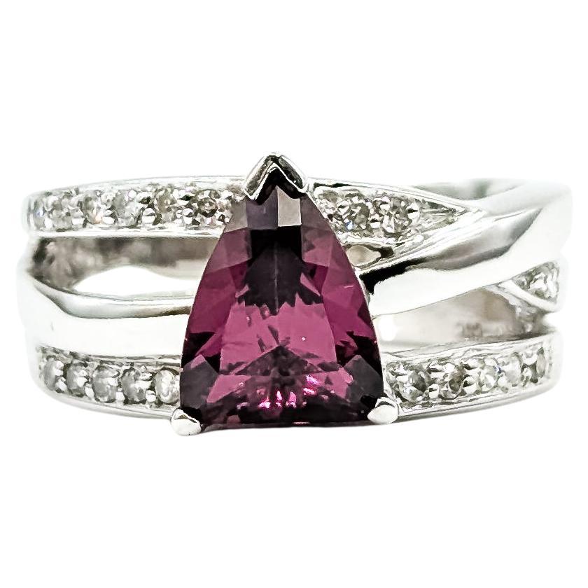 Cross Over Garnet 
Diamond Ring in 14k im Angebot