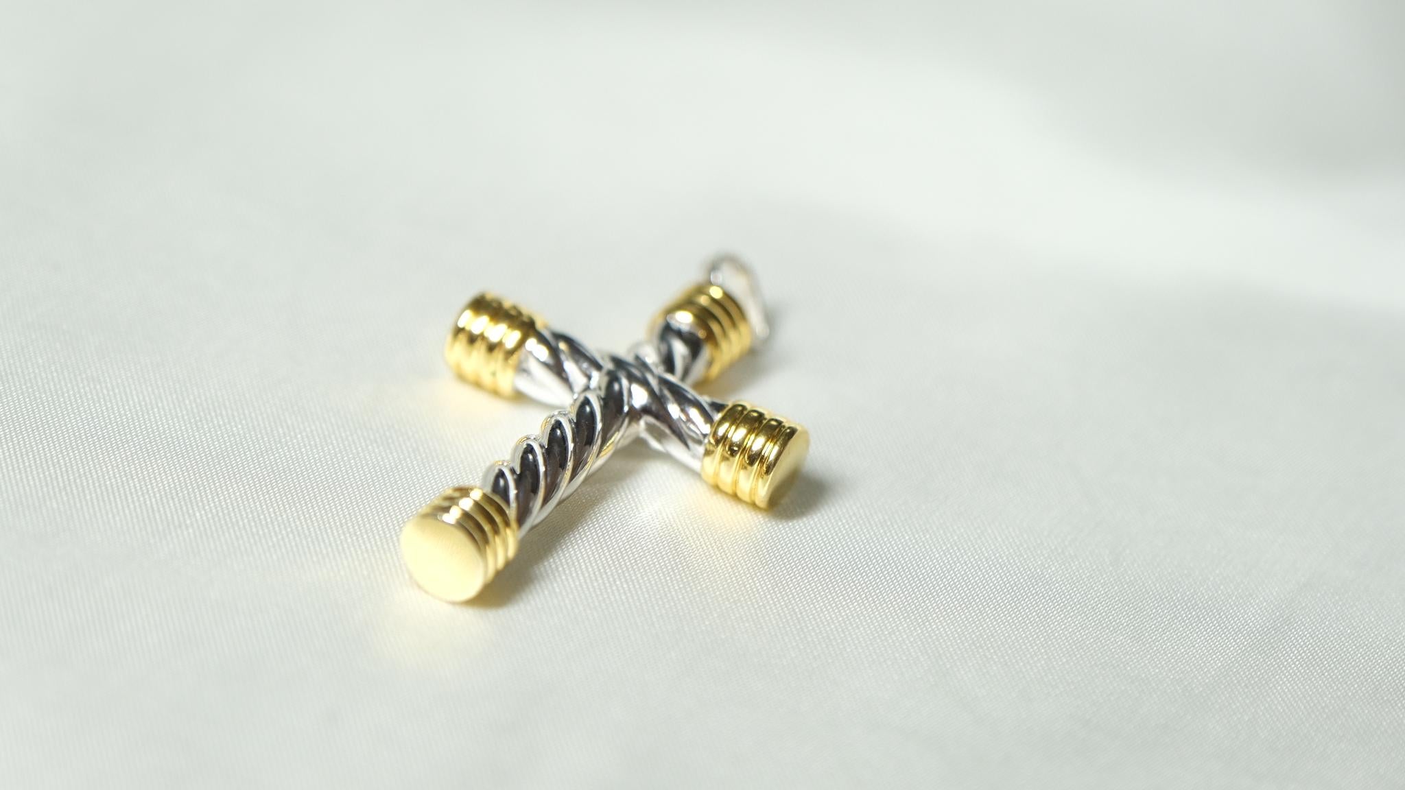 Cross Pendant, 18k Gold, White Gold In New Condition For Sale In Leigh-On-Sea, GB