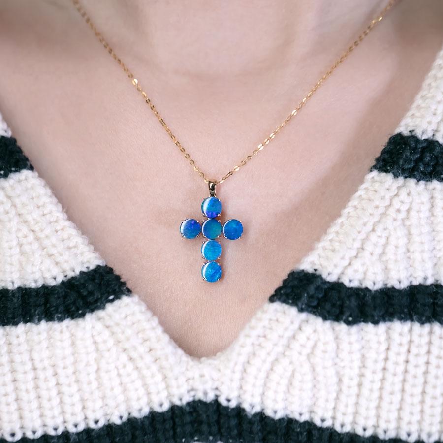 Taille brillant Pendentif croix en or jaune 14K avec doublet d'opales australiennes en vente
