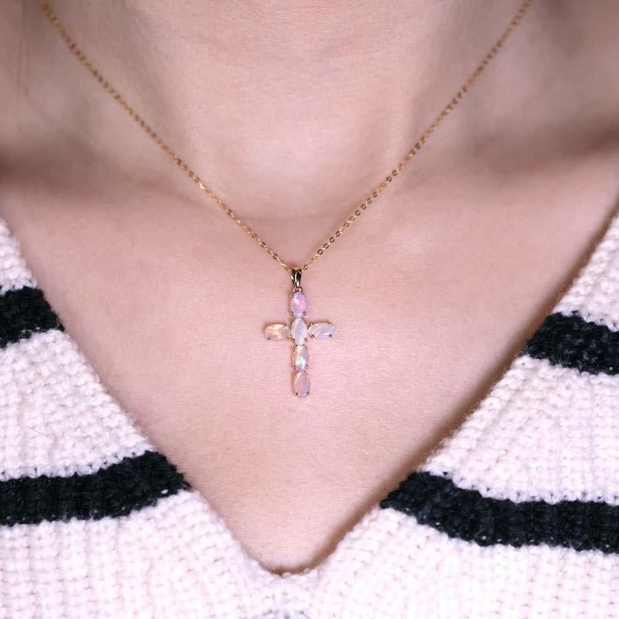 Arts and Crafts Collier d'opales australiennes en or jaune 14 carats avec pendentif croix en vente