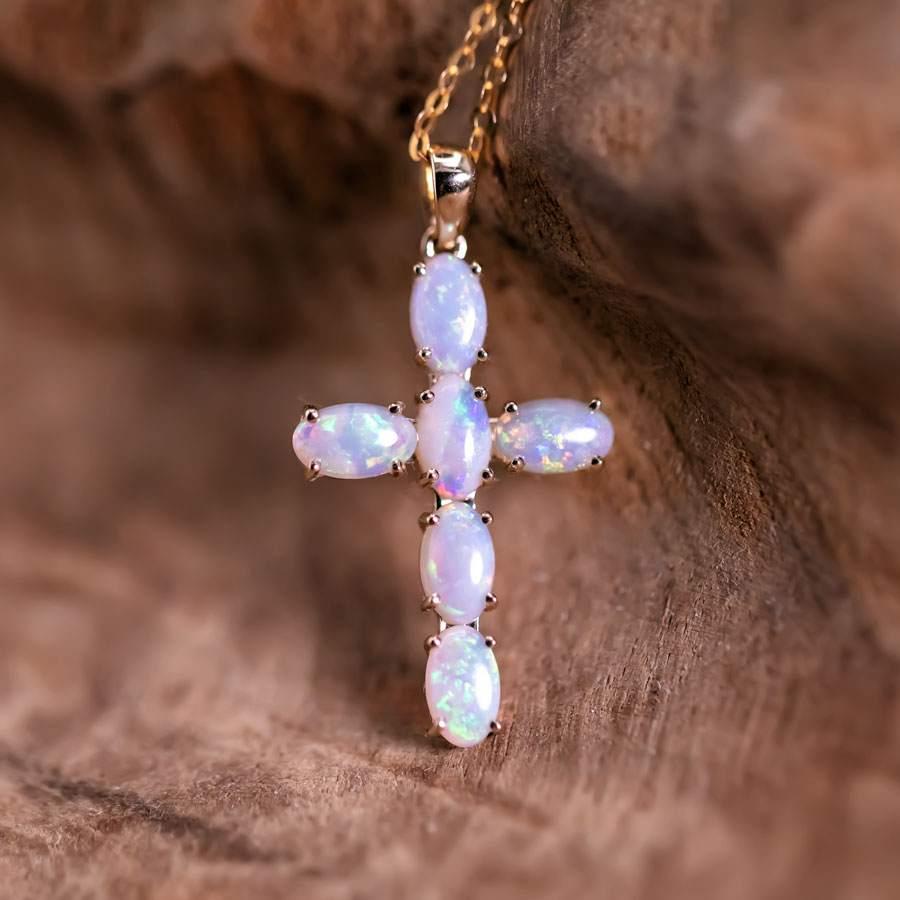 Taille brillant Collier d'opales australiennes en or jaune 14 carats avec pendentif croix en vente