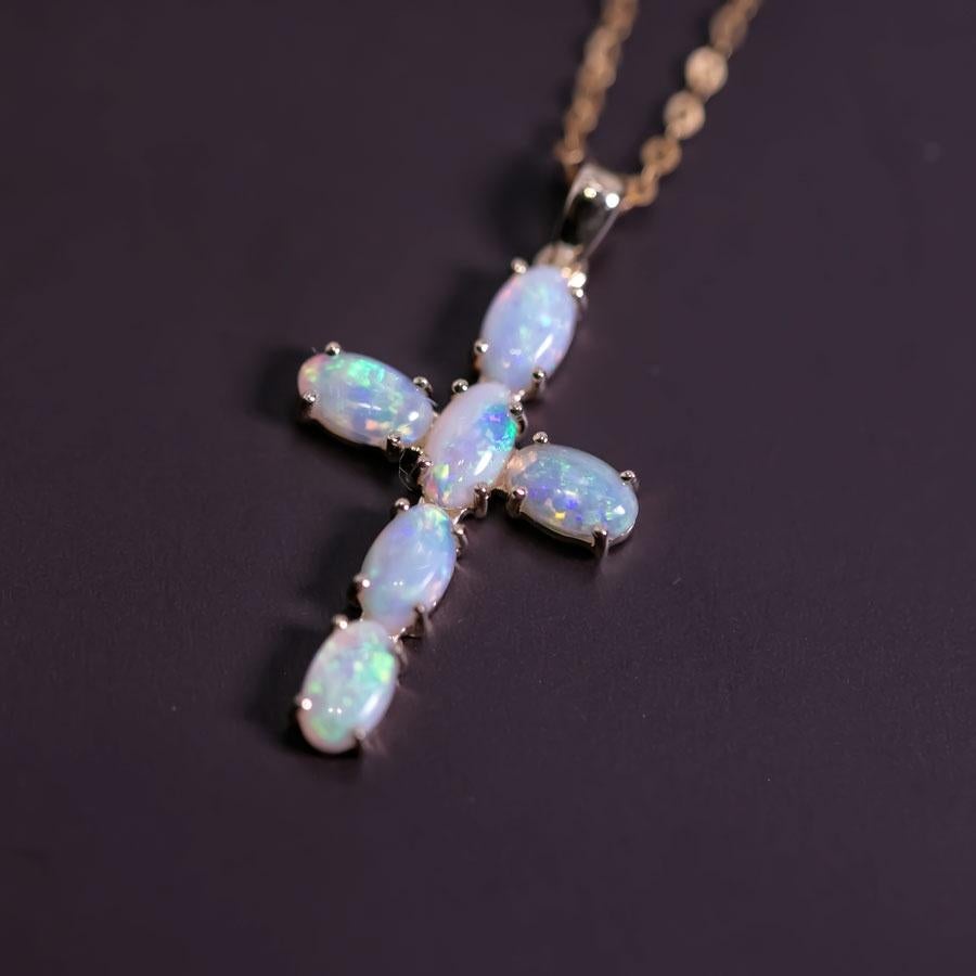 Collier d'opales australiennes en or jaune 14 carats avec pendentif croix Neuf - En vente à Suwanee, GA