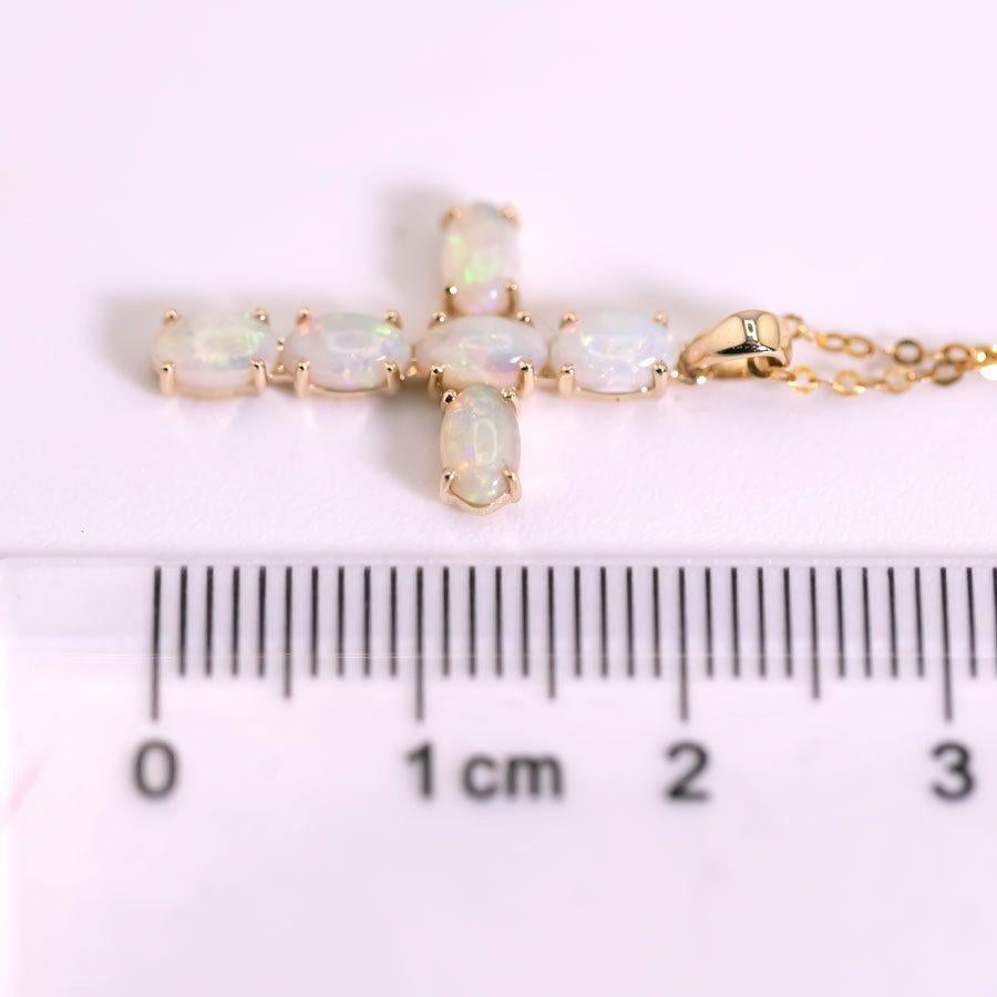 Collier d'opales australiennes en or jaune 14 carats avec pendentif croix Unisexe en vente