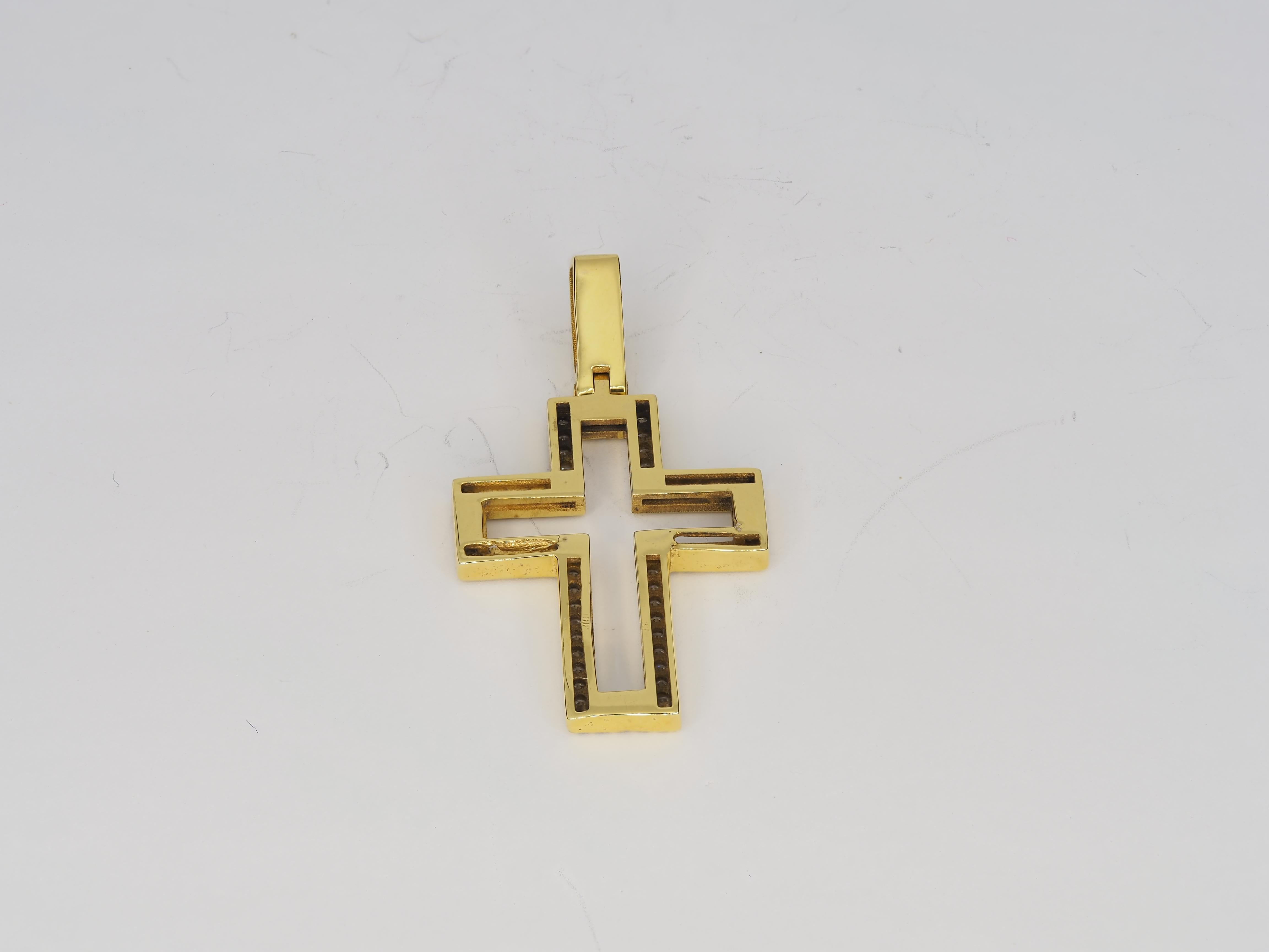 Ciondolo a forma di croce in oro 14k in vendita 5