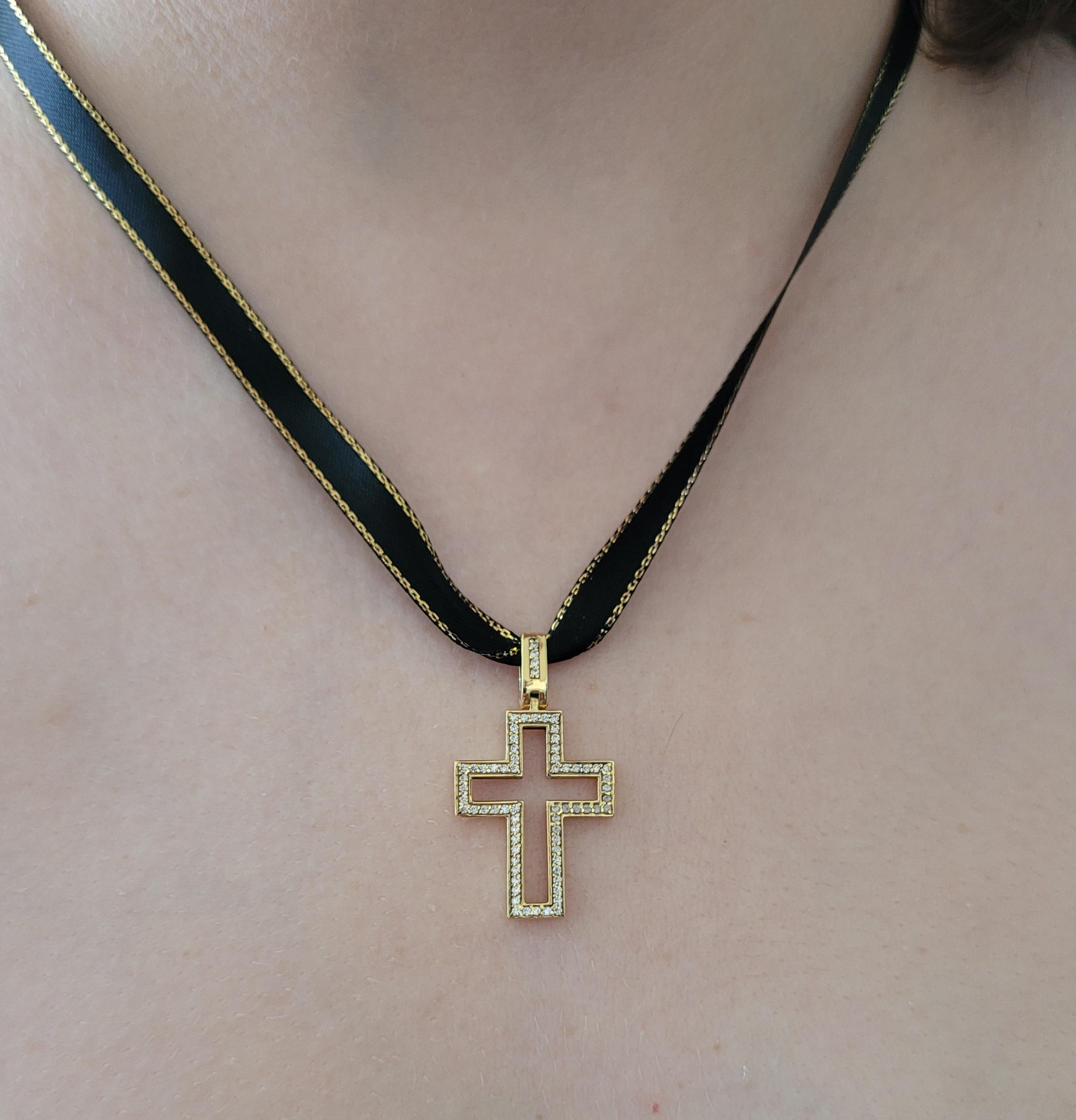 Ciondolo a forma di croce in oro 14k in vendita 8