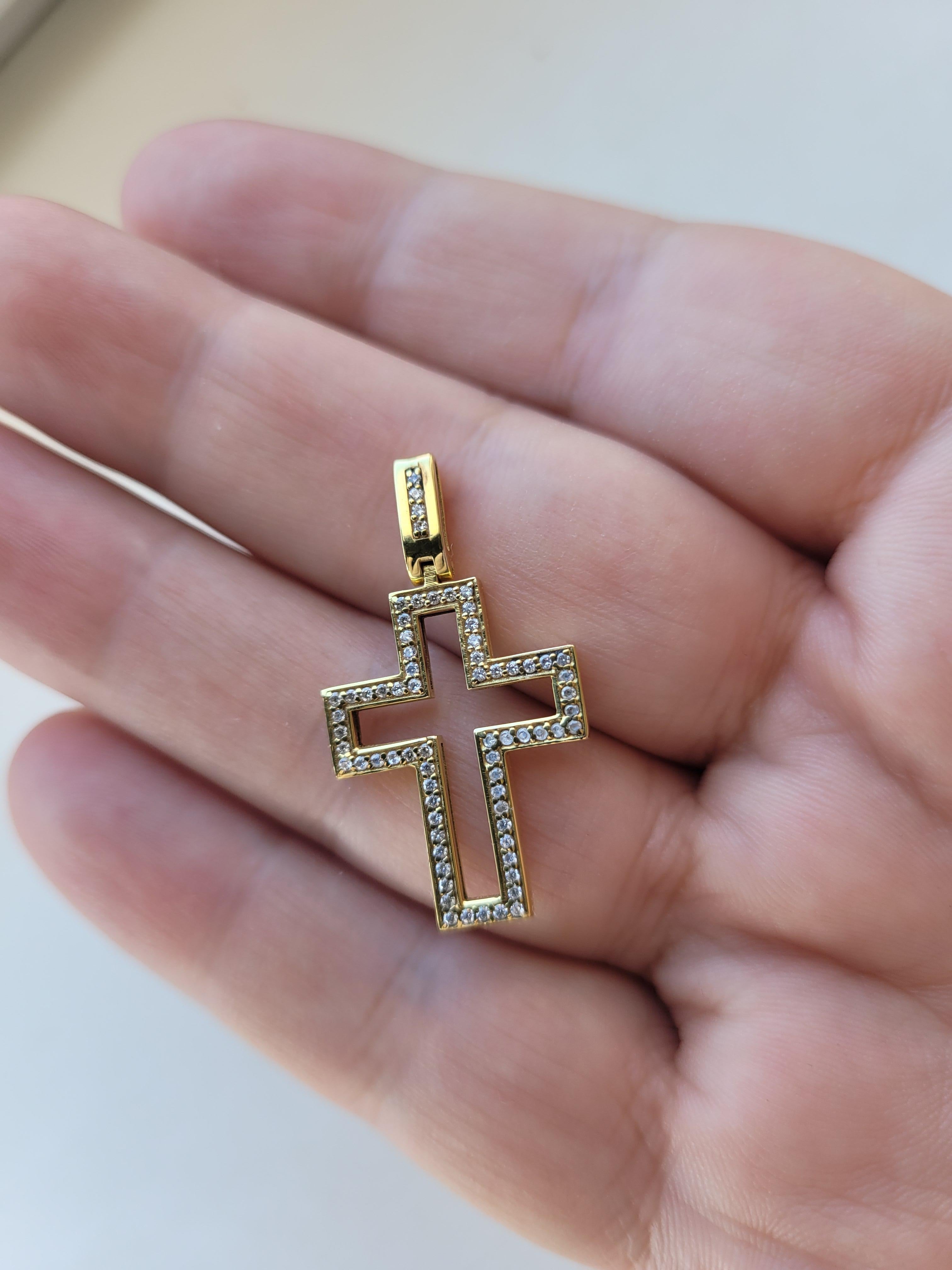 Ciondolo a forma di croce in oro 14k. Ciondolo a croce da donna in stile vintage.

Metallo: oro 14k
Peso: 3.3 gr 

Pietre preziose:
Moissaniti: taglio brillante rotondo, D/V.

💍L'articolo sarà pronto per l'ordine.
💍I tempi di lavorazione degli