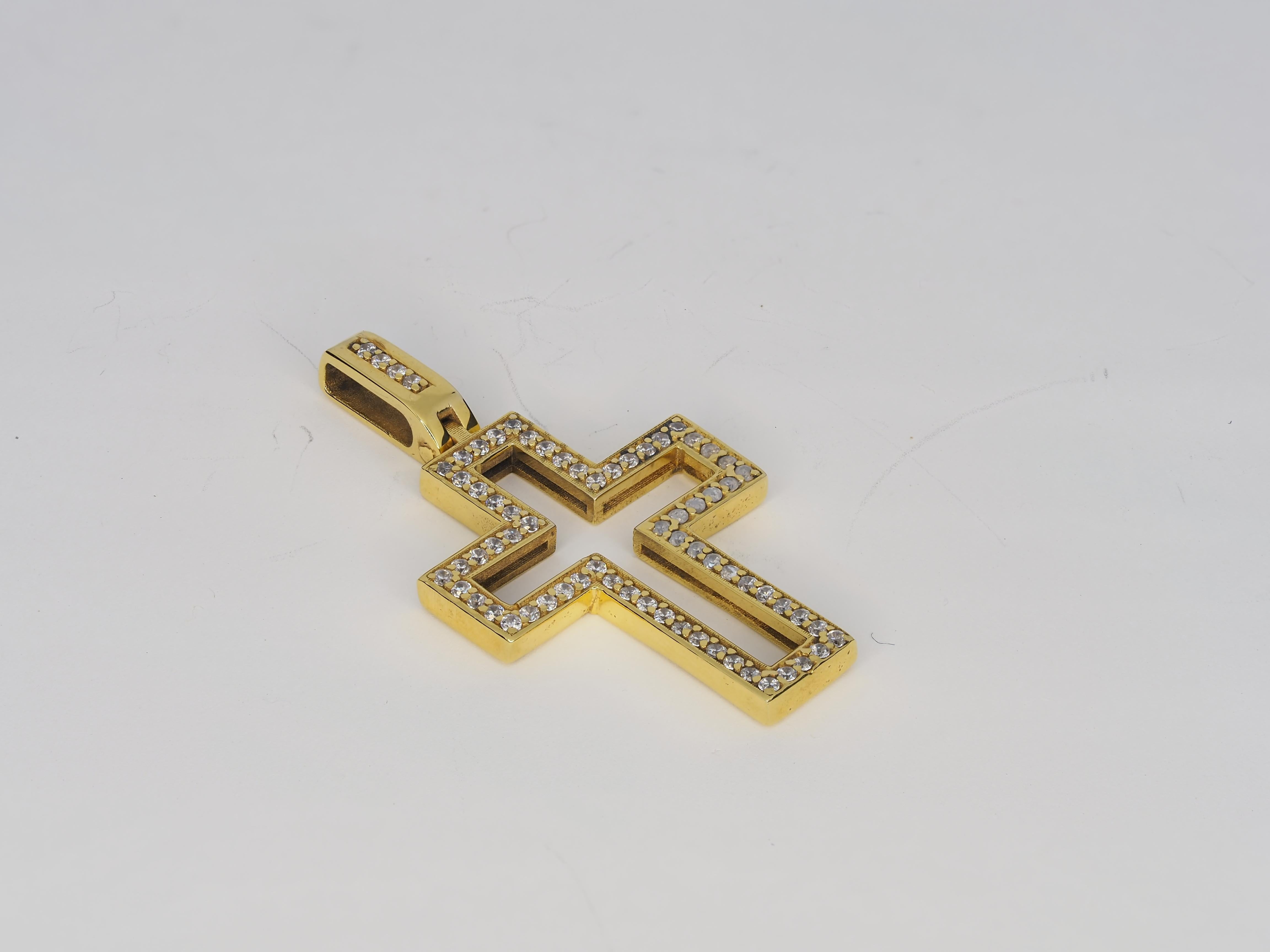 Ciondolo a forma di croce in oro 14k in vendita 3