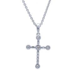 Cross-Anhänger aus 14 Karat Weißgold mit 0,15 Karat Diamanten