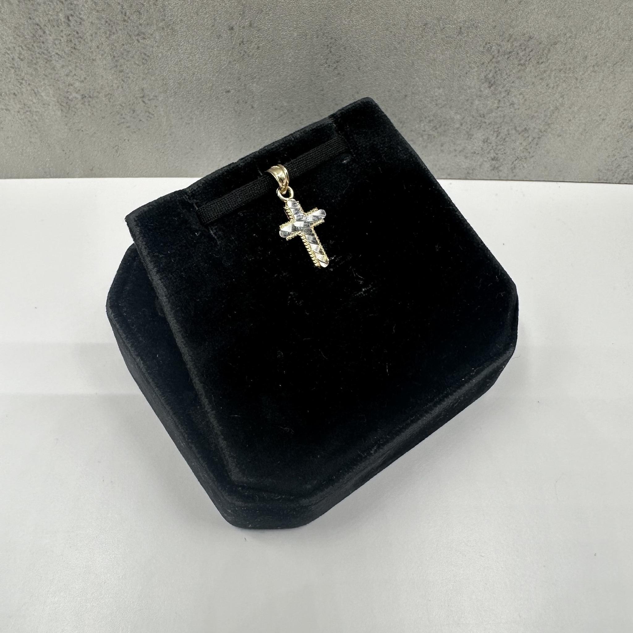 Questo elegante ciondolo a forma di croce in oro bicolore 14kt combina il giallo caldo e il bianco brillante per un look sofisticato e senza tempo. Il design a doppia tonalità ne esalta la profondità e la lucentezza, rendendolo un pezzo versatile