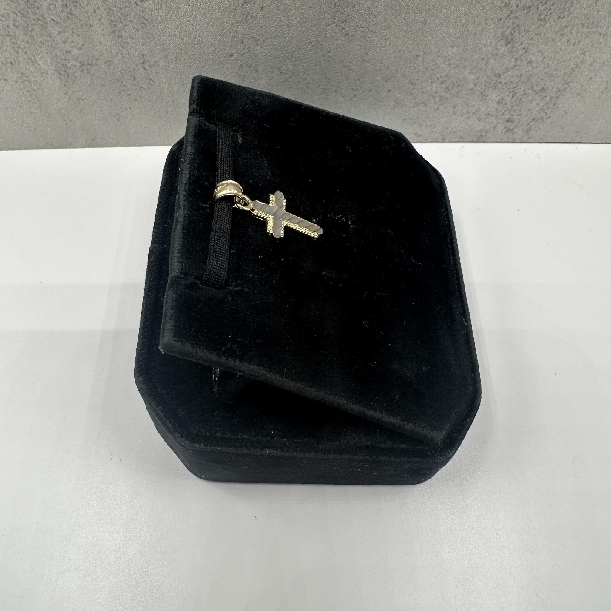 Ciondolo a forma di croce in oro bicolore 14kt - 0,72 g, condizioni pari al nuovo In condizioni Nuovo in vendita a West Hempstead, NY