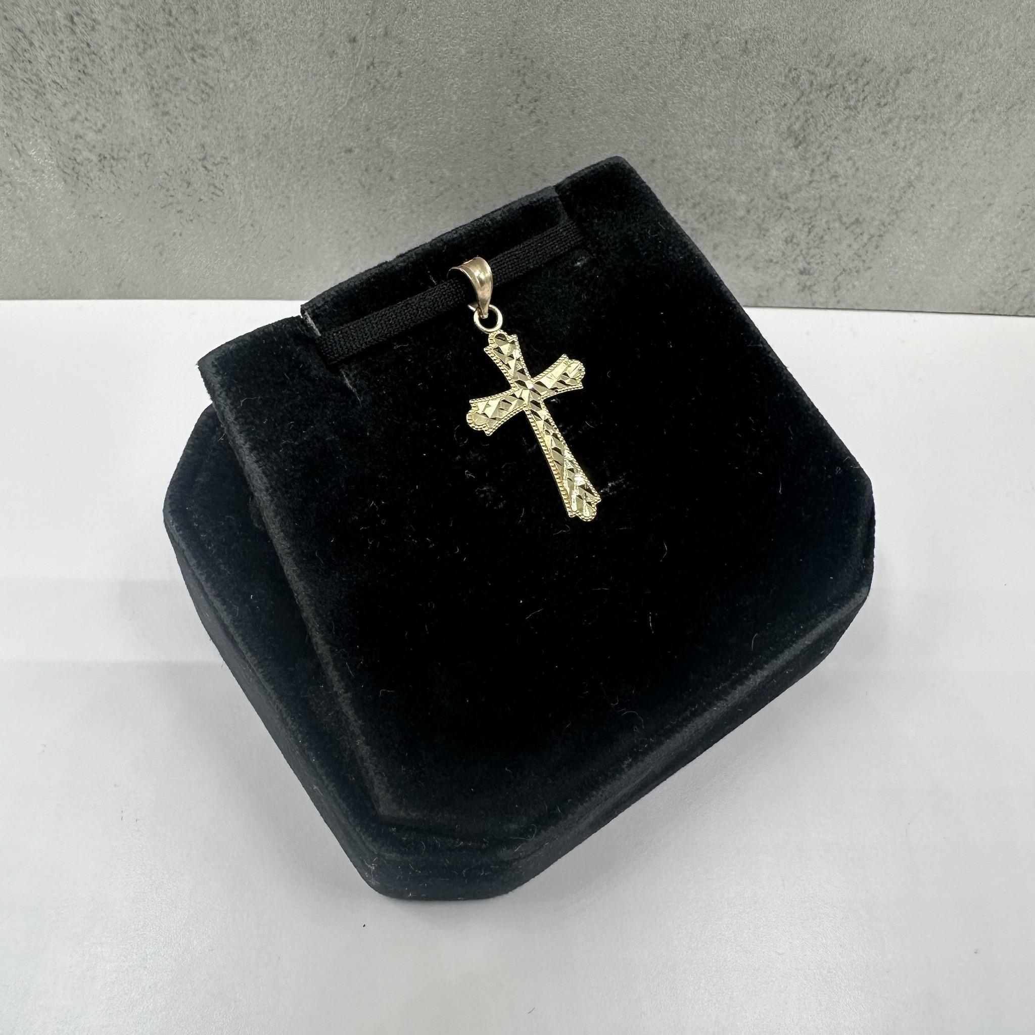 Questo classico ciondolo a forma di croce in oro giallo 14kt sfoggia un design minimalista e senza tempo, perfetto da indossare ogni giorno o da sovrapporre. Realizzato in oro giallo lucido, offre una lucentezza calda ed elegante che non passa mai