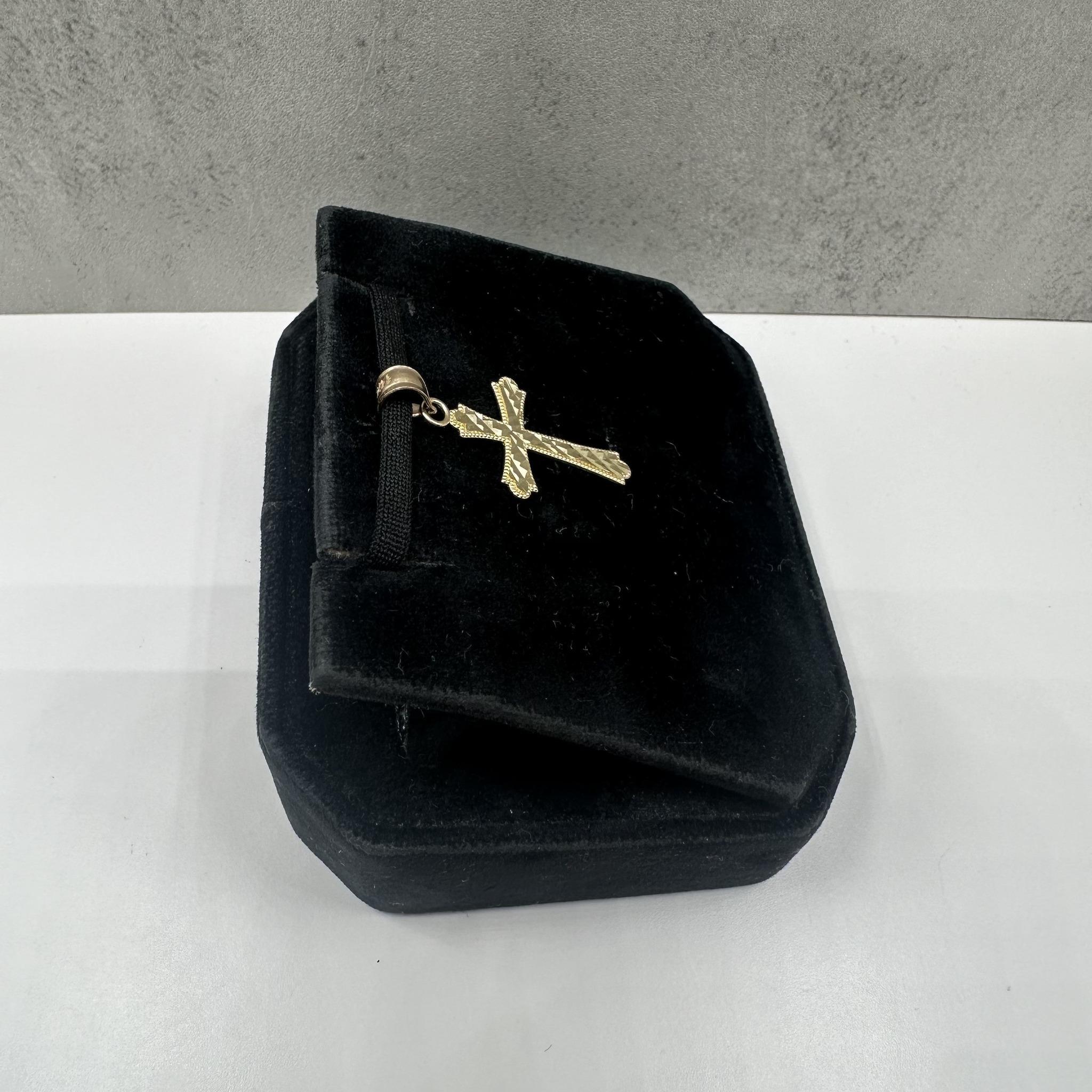 Ciondolo a forma di croce in oro giallo 14kt - 0,6 g, condizioni pari al nuovo In condizioni Nuovo in vendita a West Hempstead, NY