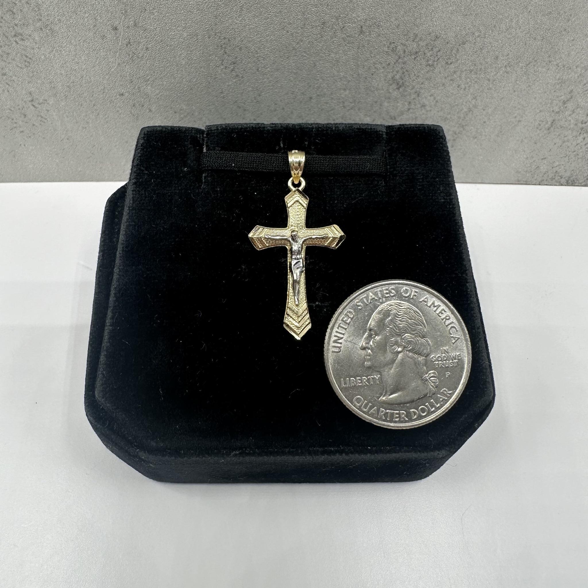 Women's or Men's Cross Pendant in 14kt Yellow Gold – 0.91g, New Condition For Sale