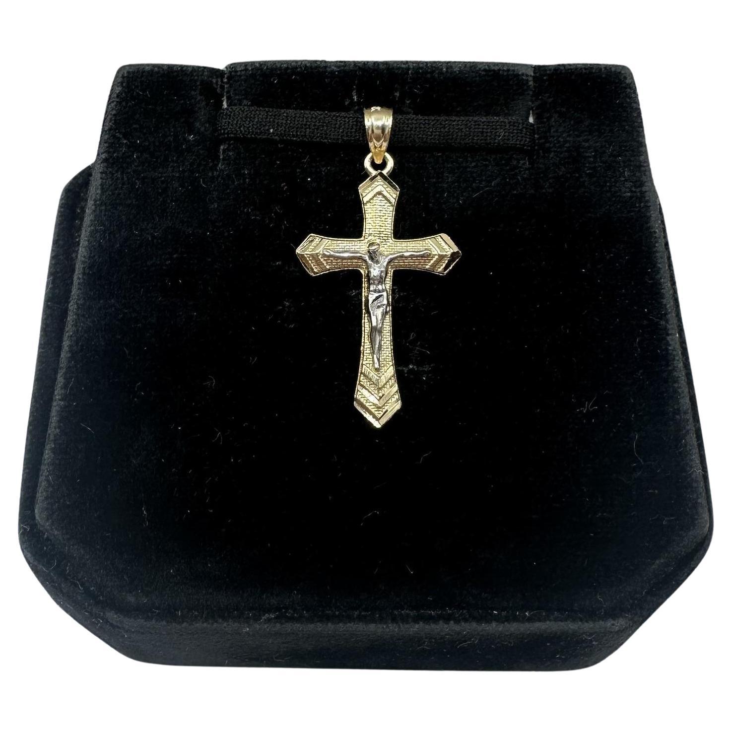 Cross Pendant in 14kt Yellow Gold – 0.91g, New Condition For Sale