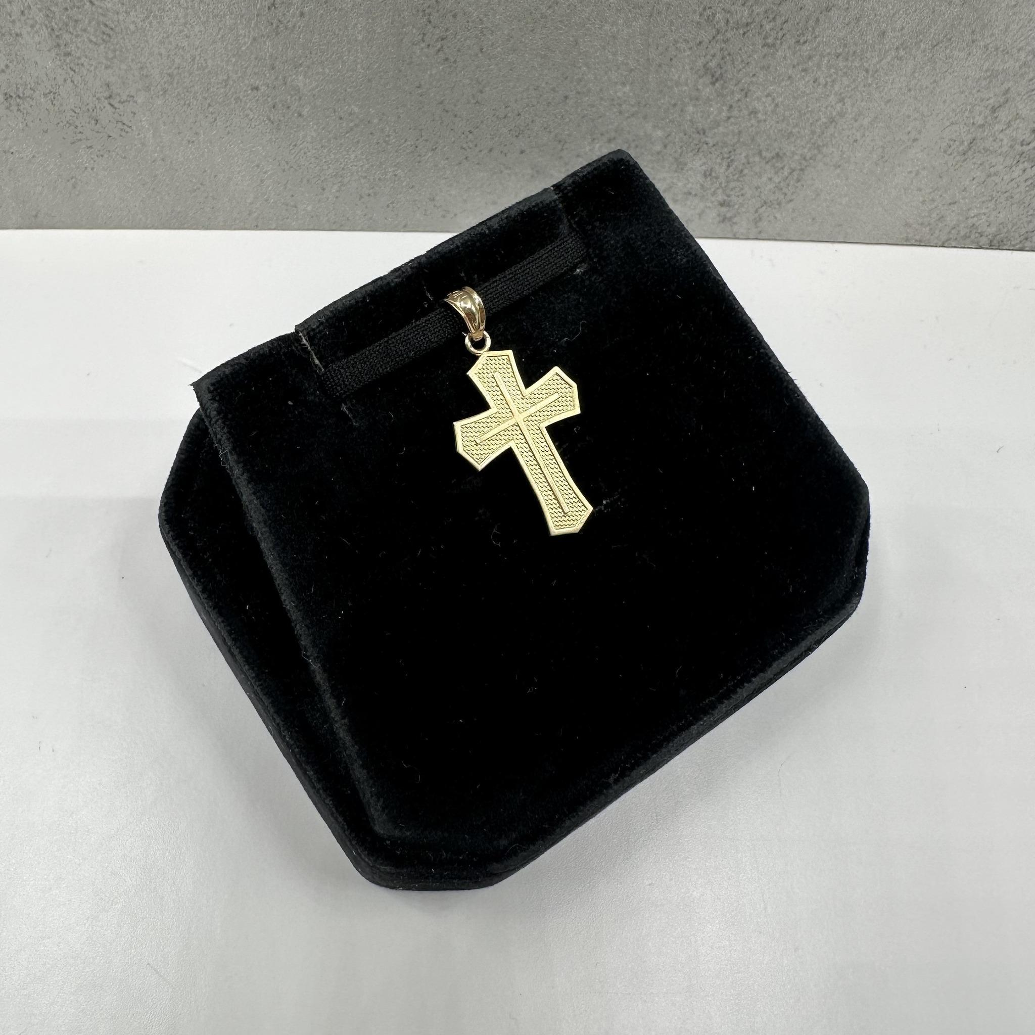 Questo classico ciondolo a forma di croce in oro giallo 14kt sfoggia un design semplice e senza tempo, perfetto da indossare ogni giorno o come regalo significativo. La finitura lucida mette in risalto il tono caldo dell'oro giallo, creando un look