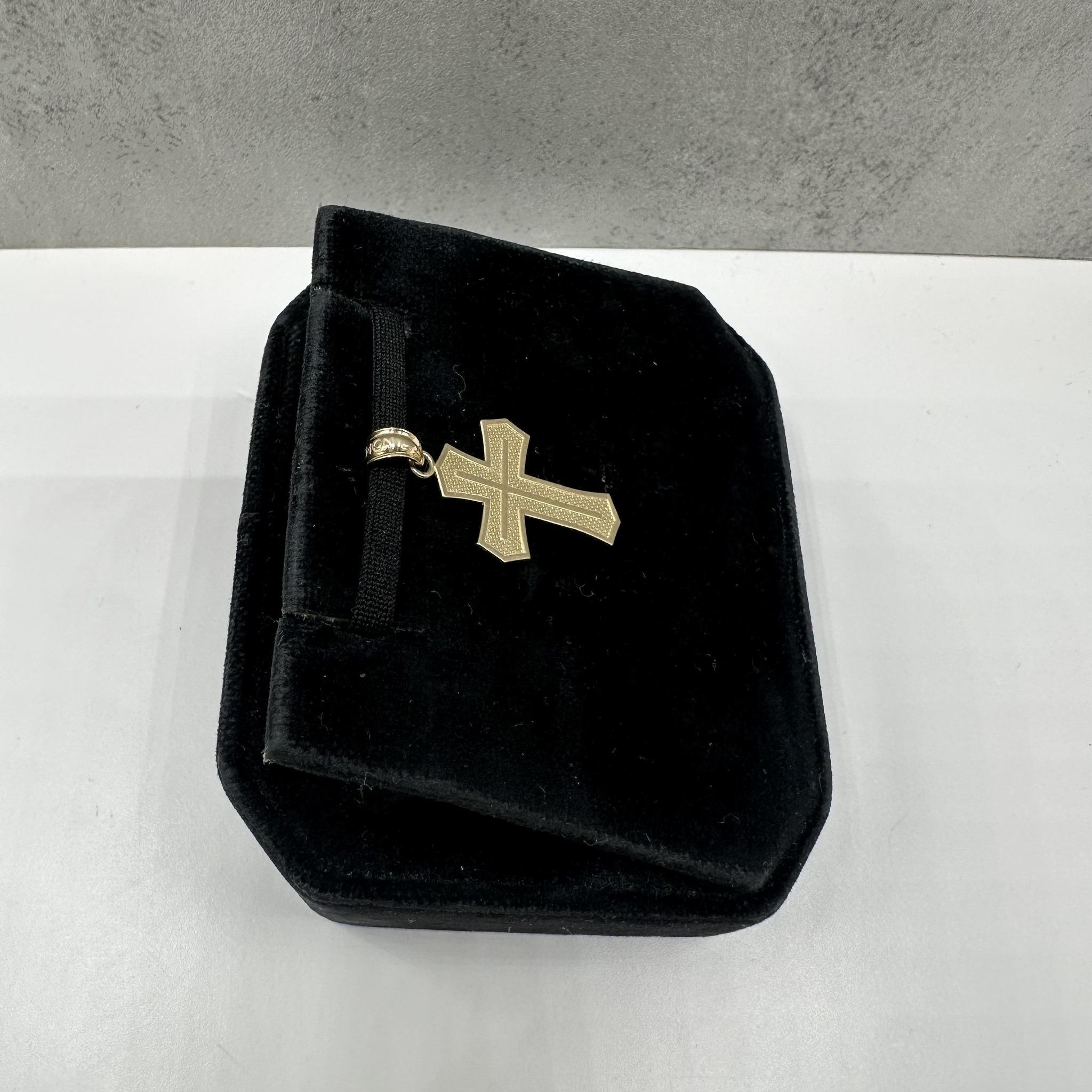 Ciondolo a forma di croce in oro giallo 14kt - 1,05 g, condizioni pari al nuovo In condizioni Nuovo in vendita a West Hempstead, NY