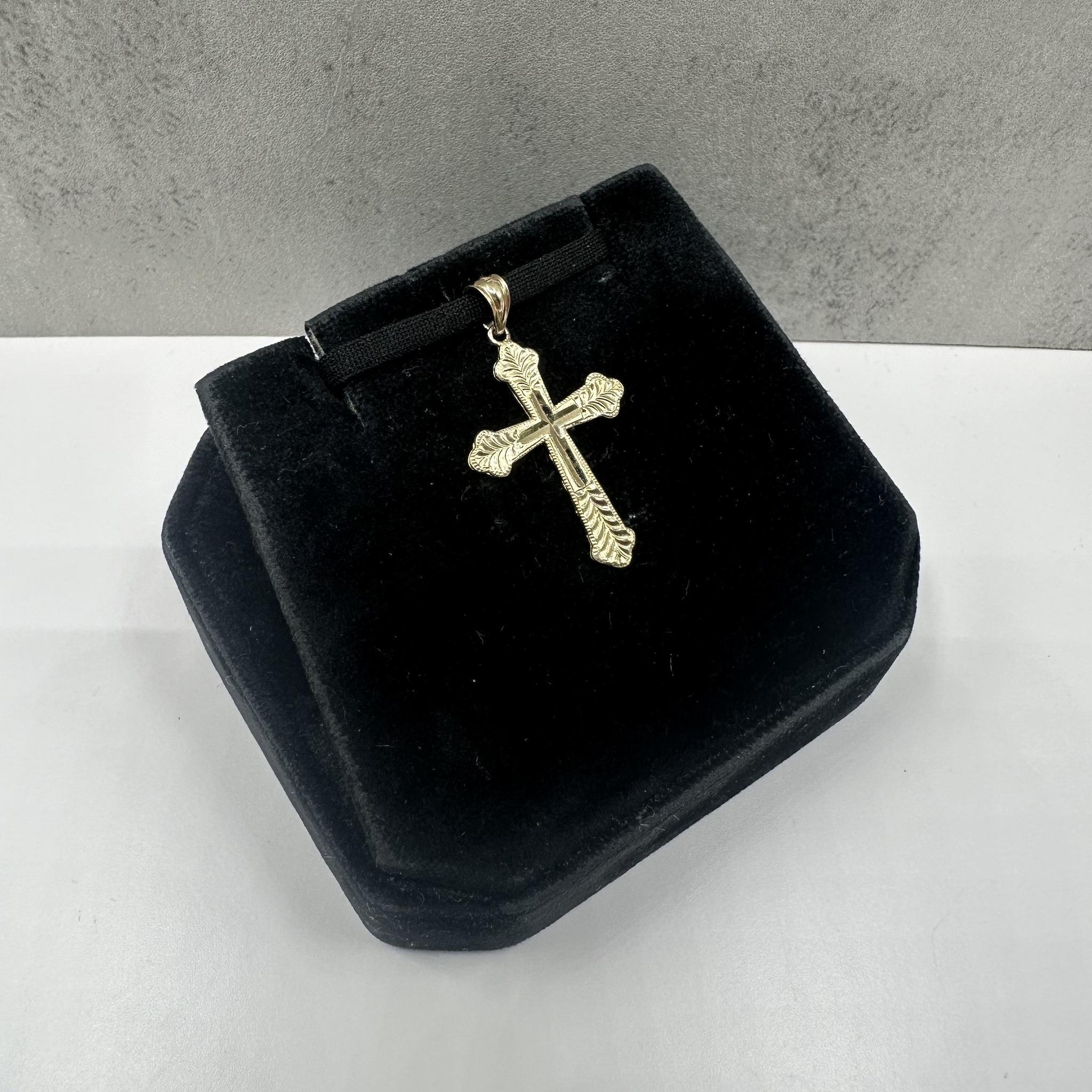 Questo classico ciondolo a forma di croce in oro giallo 14kt presenta un design elegante e senza tempo che simboleggia fede e semplicità. Realizzato in oro giallo lucido, offre una lucentezza radiosa che si adatta a qualsiasi stile. Con un peso di