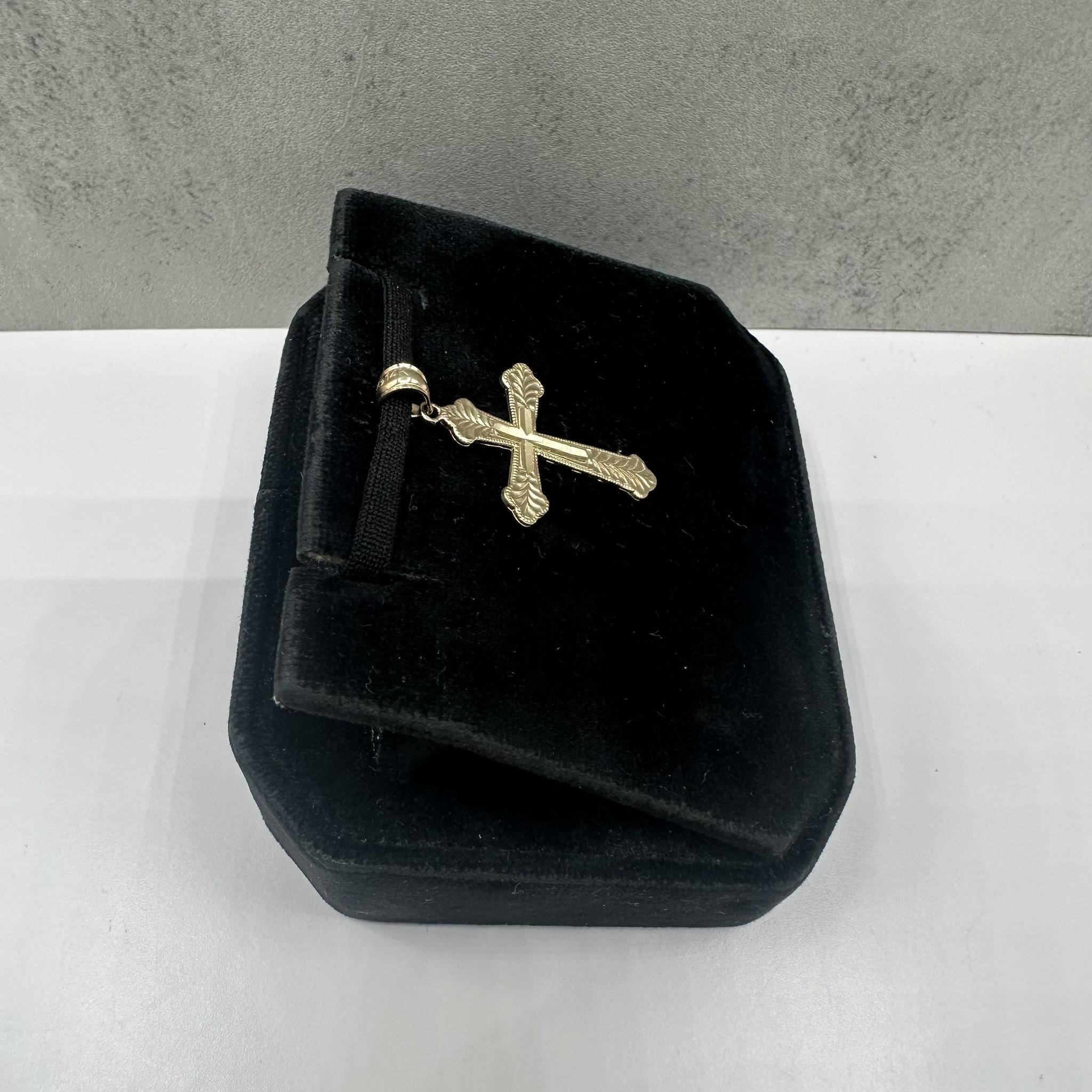 Ciondolo a forma di croce in oro giallo 14kt - 1,2 g, condizioni pari al nuovo In condizioni Nuovo in vendita a West Hempstead, NY