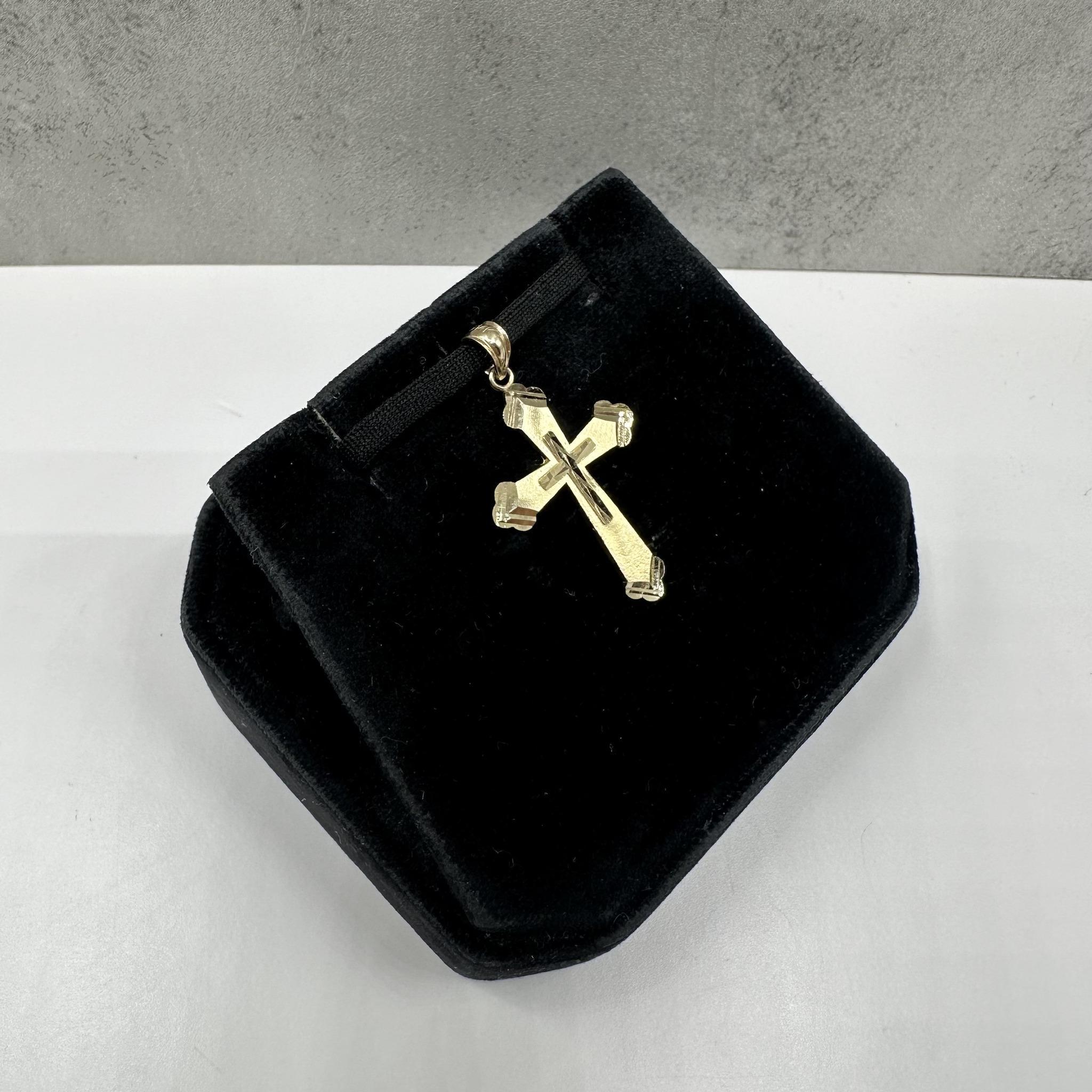 Questo classico ciondolo a forma di croce in oro giallo 14kt presenta un design lucido e senza tempo che irradia fede ed eleganza. Realizzato con grande attenzione ai dettagli, offre una calda lucentezza dorata perfetta per essere indossato tutti i