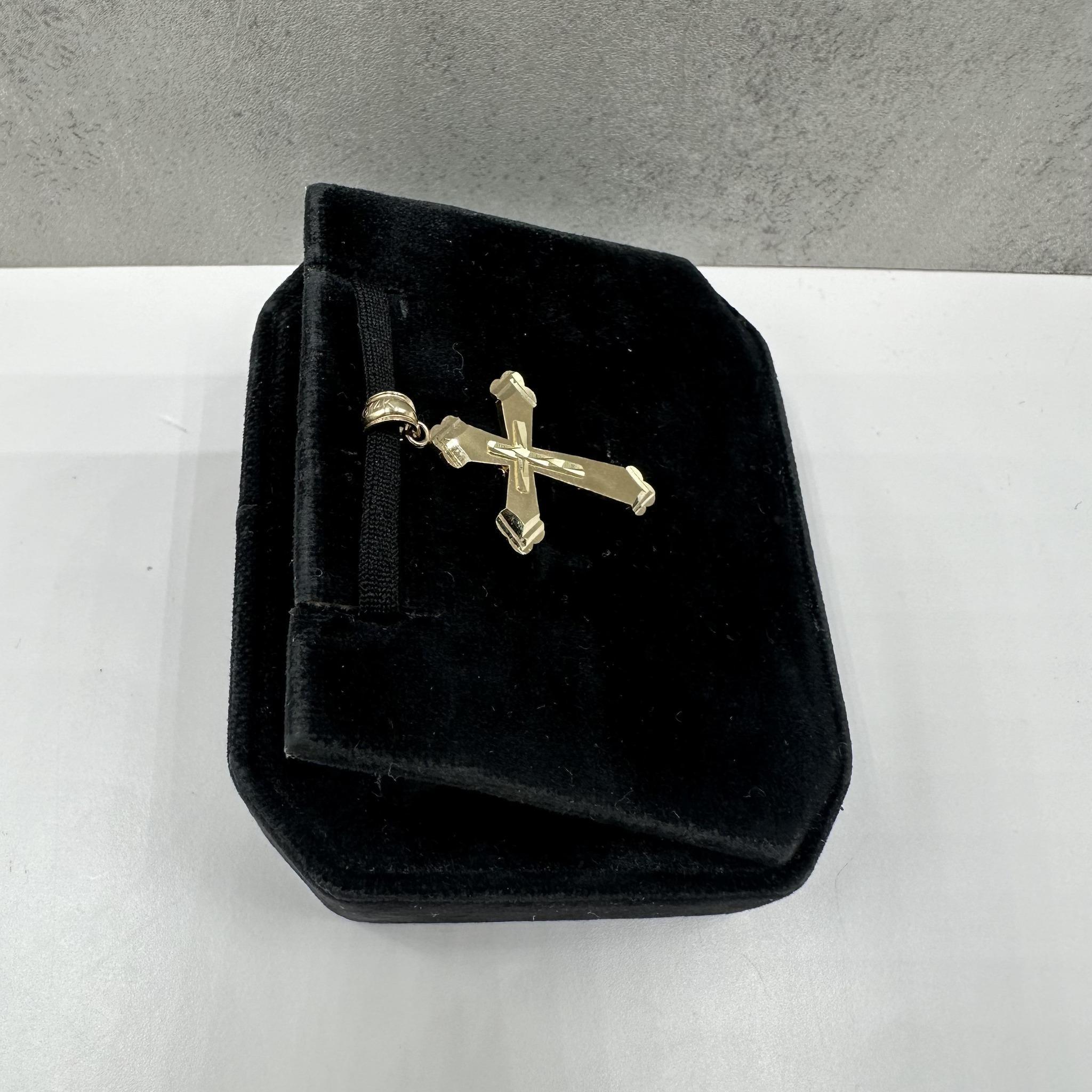 Ciondolo a forma di croce in oro giallo 14kt - 1,61g In condizioni buone in vendita a West Hempstead, NY