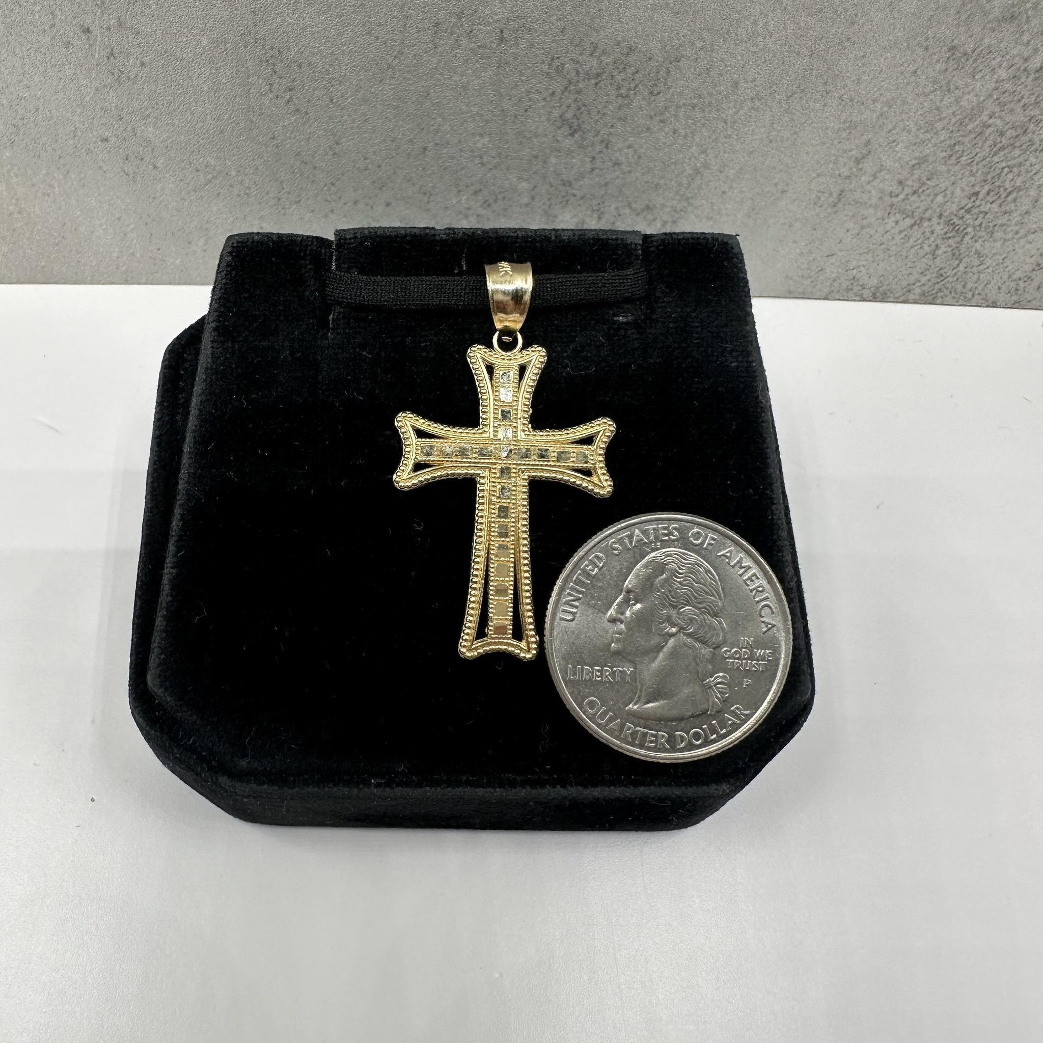 Women's or Men's Cross Pendant in 14kt Yellow Gold – 2.3g, New Condition For Sale