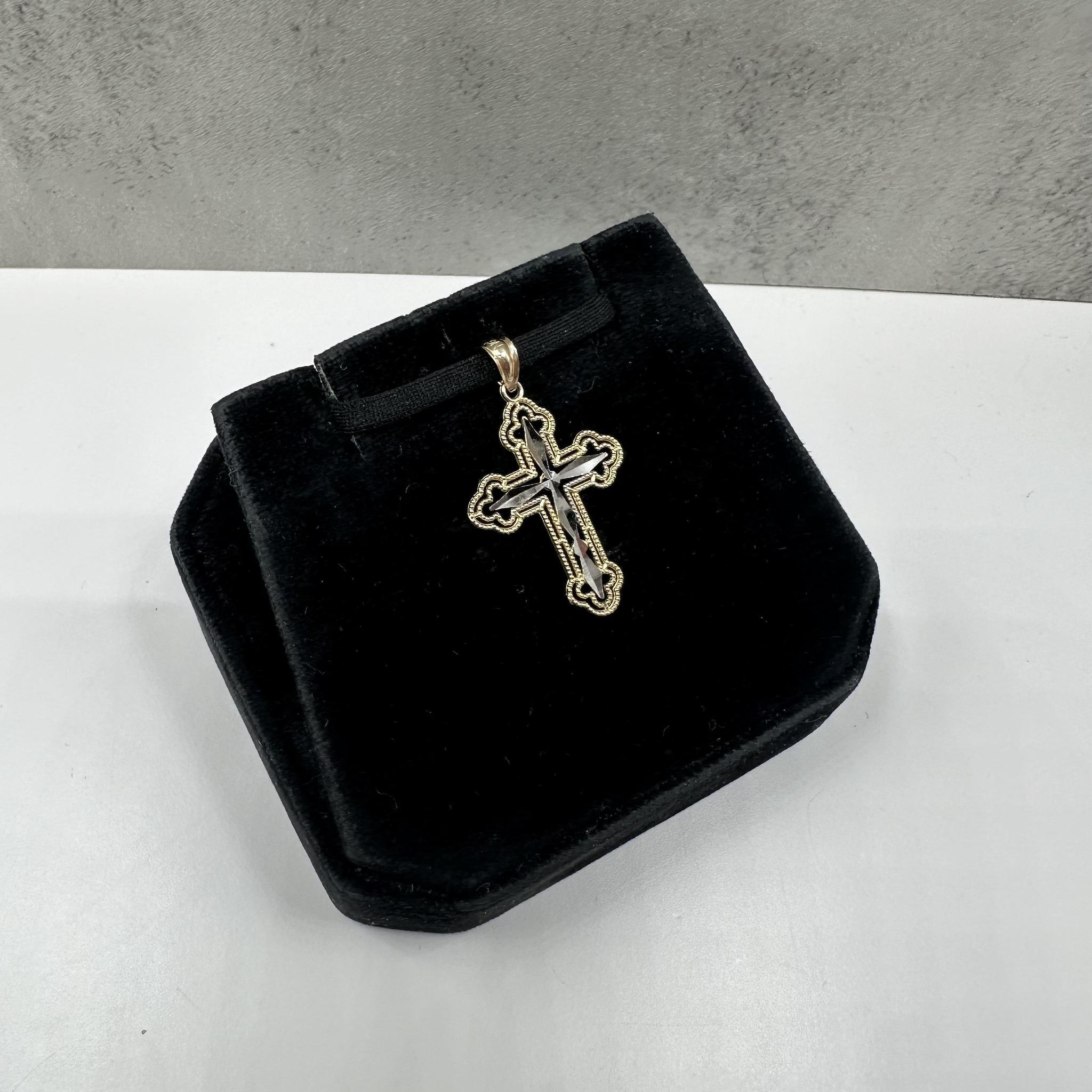 Questo elegante ciondolo a forma di croce in oro giallo 14kt presenta un centro bianco rodiato che crea un bellissimo contrasto bicolore. La finitura lucida ne esalta il fascino senza tempo, rendendolo un pezzo perfetto sia per l'abbigliamento