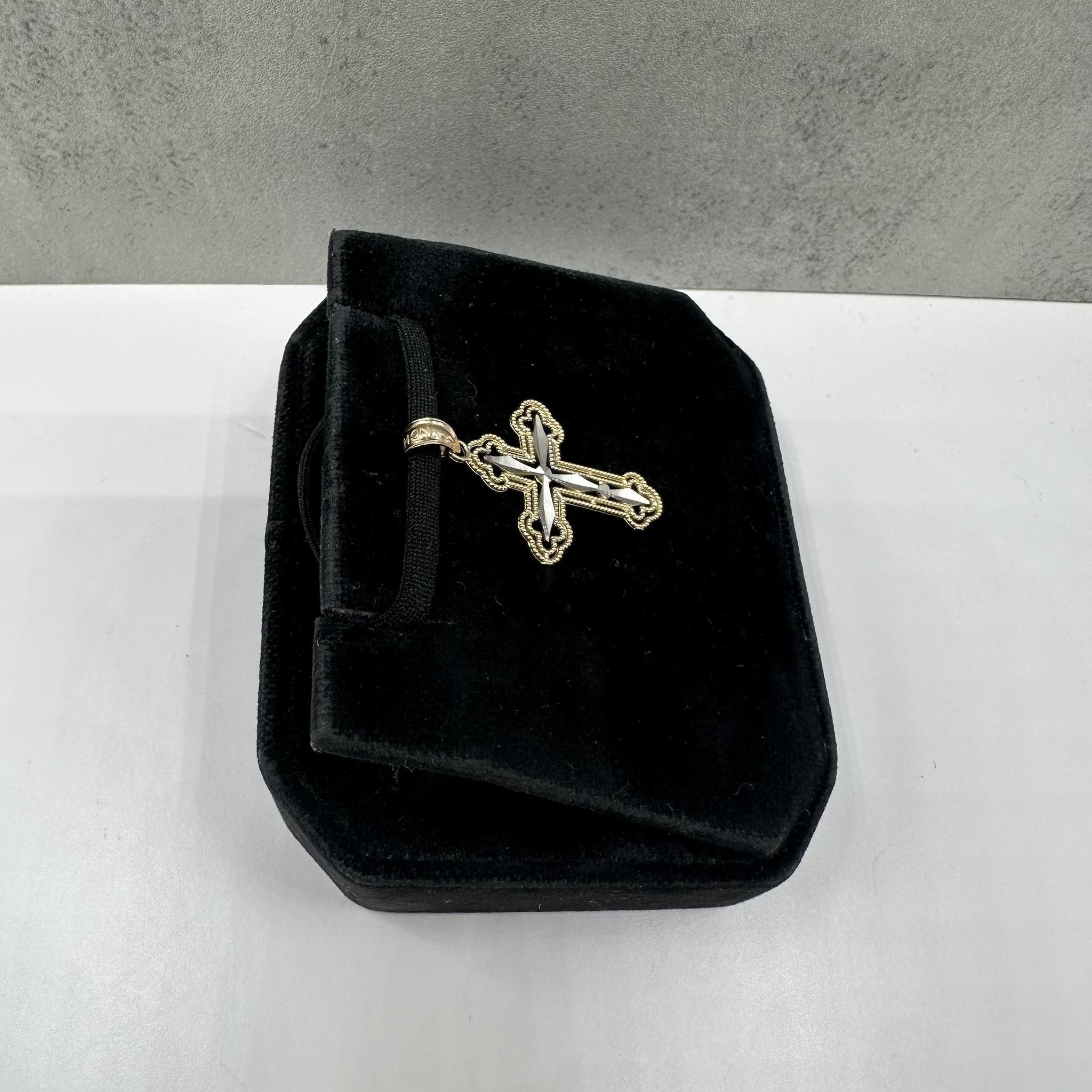 Ciondolo a forma di croce in oro giallo 14kt - centro in rodio, 0,91g, nuovo In condizioni Nuovo in vendita a West Hempstead, NY