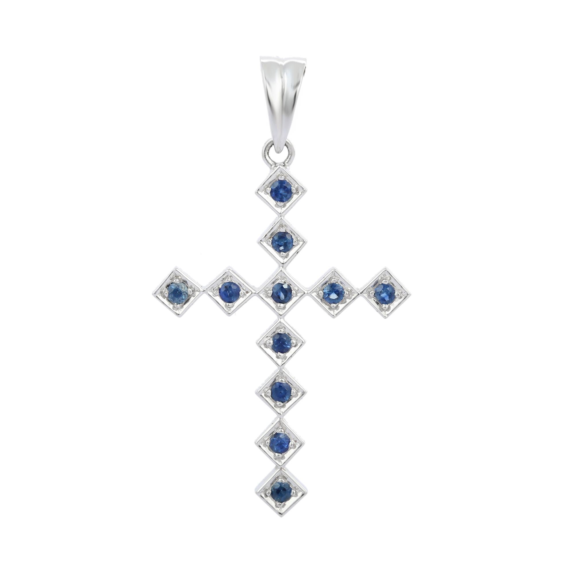 Taille ronde Pendentif croix en or blanc massif 18 carats et pierre précieuse saphir bleu en vente