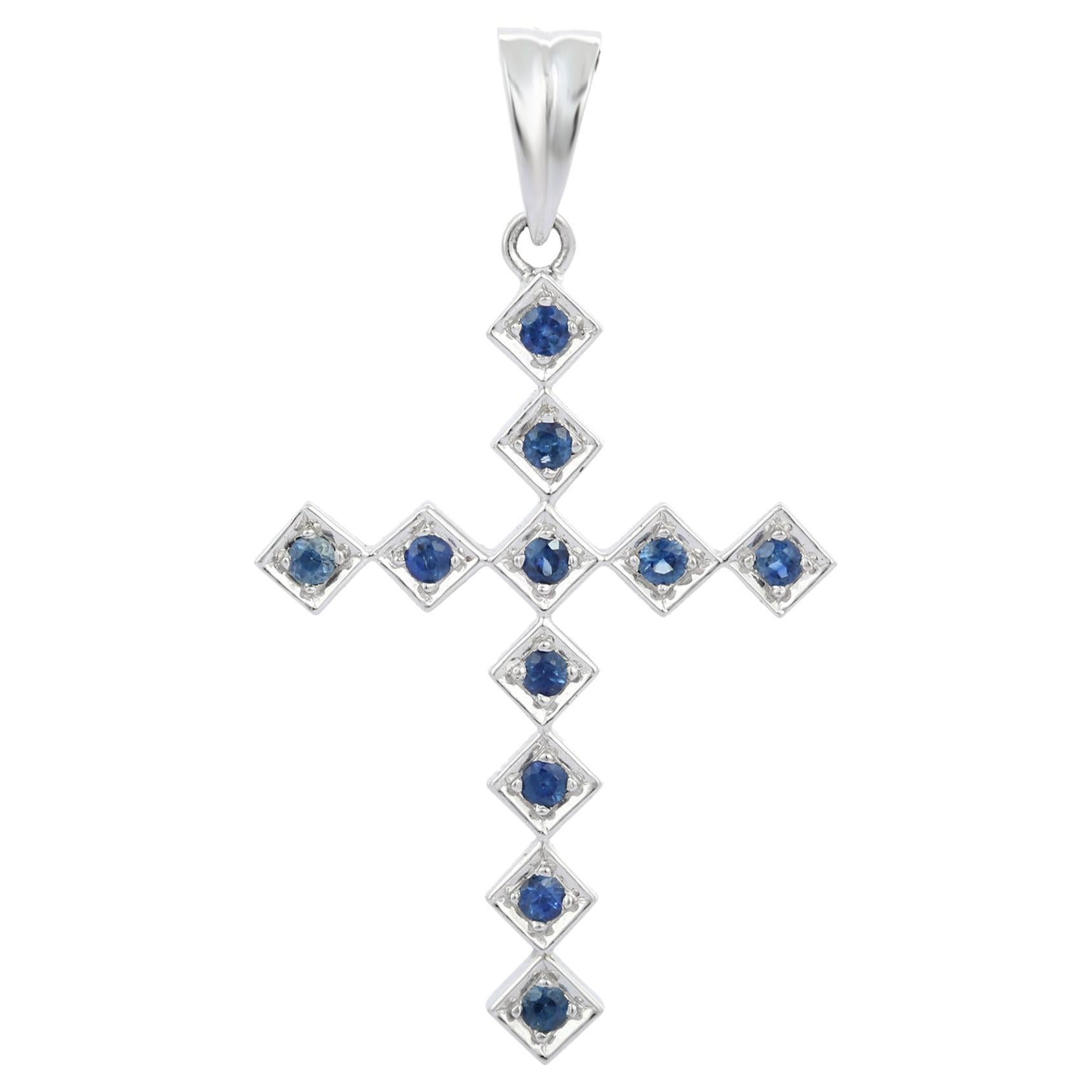 Pendentif croix en or blanc massif 18 carats et pierre précieuse saphir bleu en vente