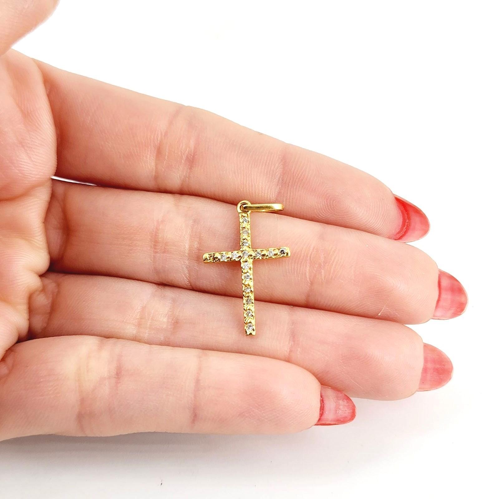 Ce superbe pendentif en forme de croix en or jaune 18kt est un mélange parfait de symbolisme spirituel et d'artisanat exquis. Le pendentif est fabriqué en or jaune 18kt, un matériau réputé pour sa teinte riche et chaude et sa durabilité. L'or a été