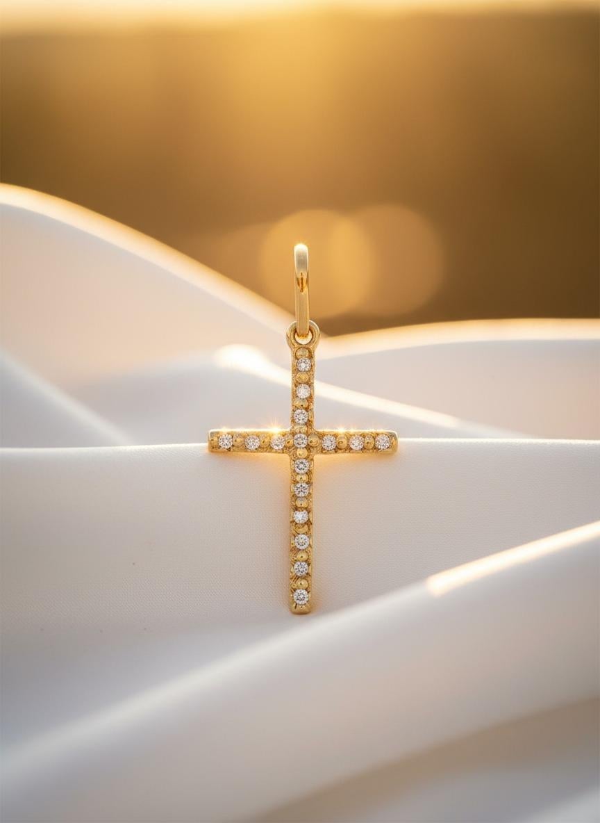 Pendentif croix en or jaune 18kt avec diamants en vente 3