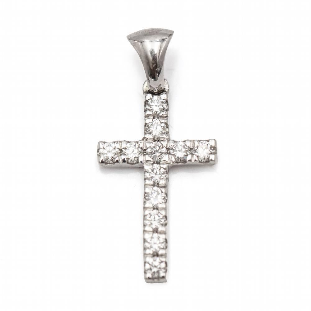 Colgante Cruz de Diamantes para mujer 12x Diamantes en talla Brillante con un peso total de 0,55ct en calidad G/VS  1,90 gramos  Medidas: 2,7cm de largo incluyendo argolla y 1,3cm ancho  Oro Blanco 18 kt.  Articulo nuevo a estrenar  Ref: D363254CG