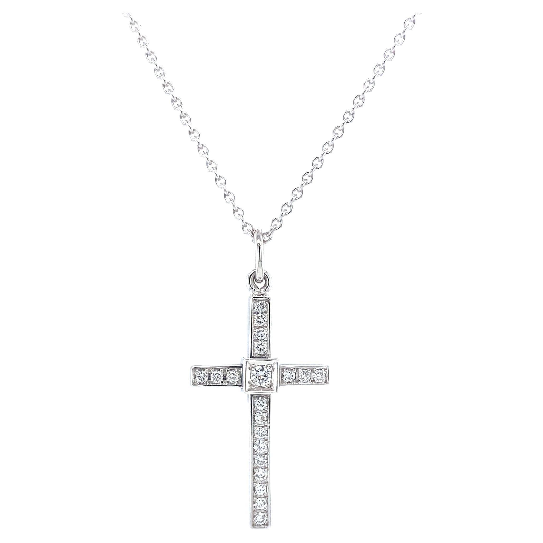 Cross Pendant Necklace - 18k White Gold - 21 Diamonds total 0.25 ct H VS  For Sale