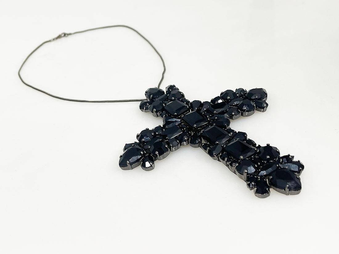 Cross pendant necklace by Gianfranco Ferré, Italy

Black metal necklace with cross pendant by Gianfranco Ferré with black crystal stones in various patterns. The cross pendant is secured at the back with the same type of chain, making the cross